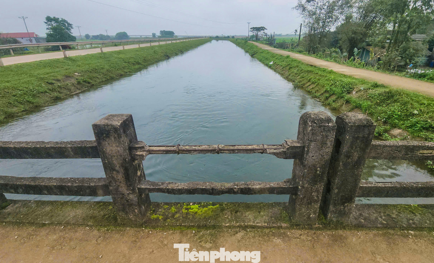 Người dân cho biết đây là tuyến đường giao thông huyết mạch của hàng trăm người dân, học sinh đi qua thường xuyên. Tình trạng cầu xuống cấp, gãy đổ tiềm ẩn nhiều nguy hiểm, nhất là trong thời tiết mưa bão, việc di chuyển bị khuất tầm nhìn, đường trơn trượt...