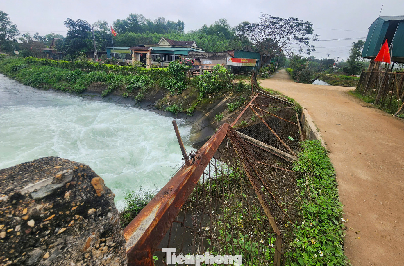 Cây cầu dân sinh bắc qua cống đầu kênh chính Kẻ Gỗ nằm tại thôn Tân Duệ (xã Cẩm Duệ) cũng đã xuất hiện tình trạng gãy đổ lan can. Hệ thống lan can tại đây được làm bằng loại lưới B40 ở cả hai bên để đảm bảo an toàn. Tuy nhiên, một bên lan can đã bị gãy đổ, các cột trụ cùng lưới B40 nghiêng hẳn xuống phía lòng kênh.