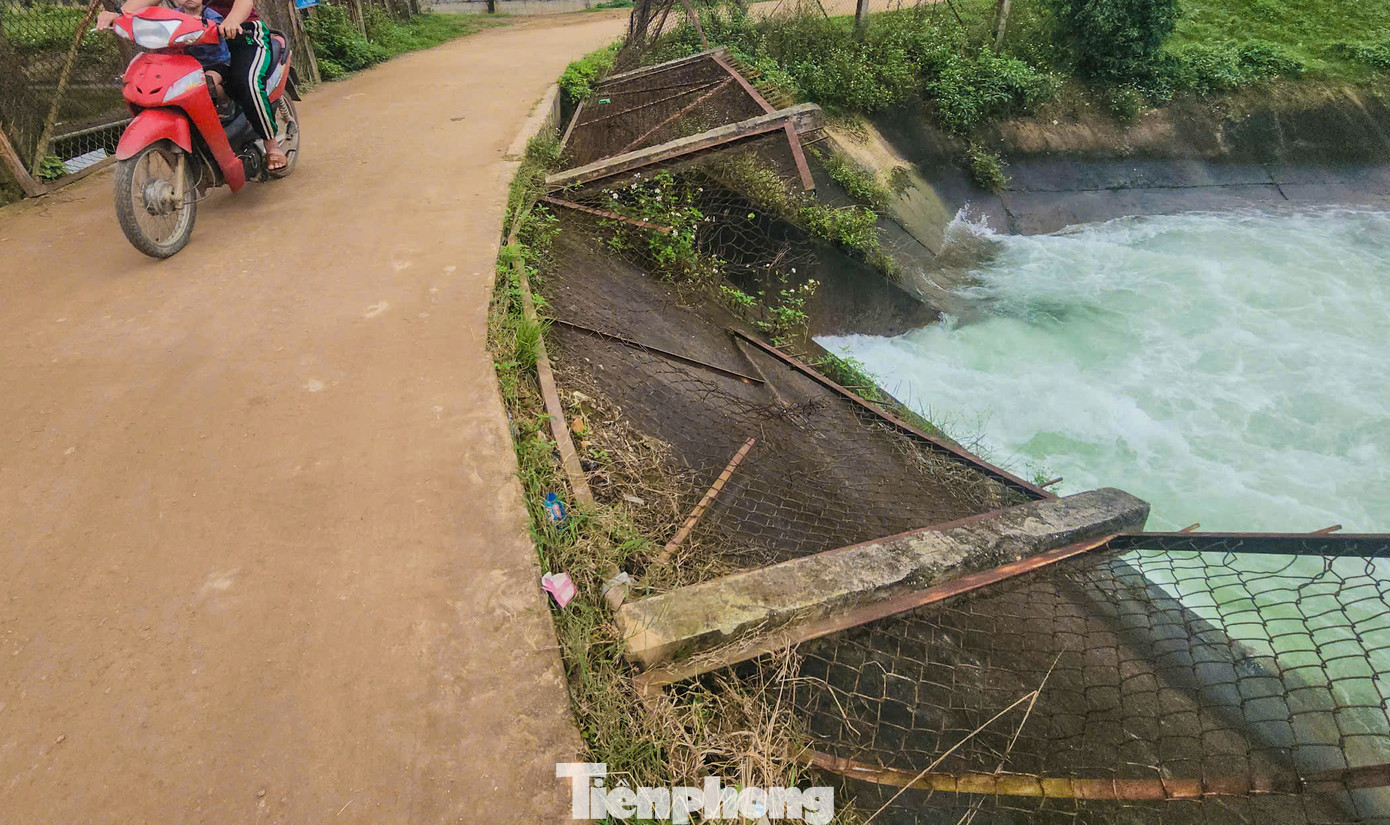 "Mặt cầu hẹp, không còn lan can gây nguy hiểm, từng có nhiều trường hợp phương tiện mất lái, lao thẳng xuống kênh vì không làm chủ tốc độ hoặc không quen đường, nhất là ban đêm", người dân địa phương cho hay.