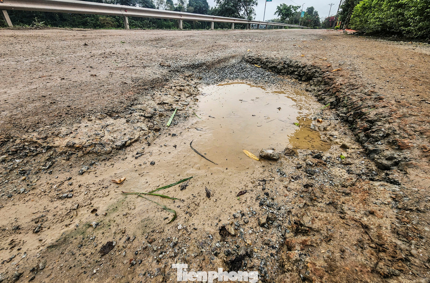 Theo người dân địa phương, đây là tuyến đường huyết mạch, trục chính từ UBND xã Cẩm Duệ về các trường học, chợ nên lưu lượng phương tiện qua lại liên tục và đông. Tuy nhiên, gần đây nhiều vị trí xuất hiện hàng loạt ổ voi, ổ gà, sâu đến 20 cm, rộng cả mét, khiến người đi đường gặp khó.