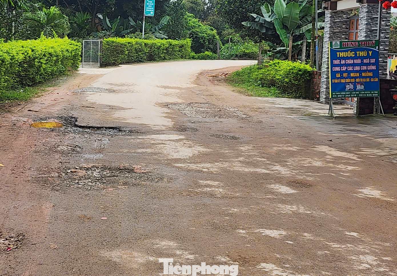 Nhiều vị trí bị bong tróc, gãy, bong tróc từng mảng nhựa mặt đường khiến đường gồ ghề, tiềm ẩn nguy cơ mất an toàn.