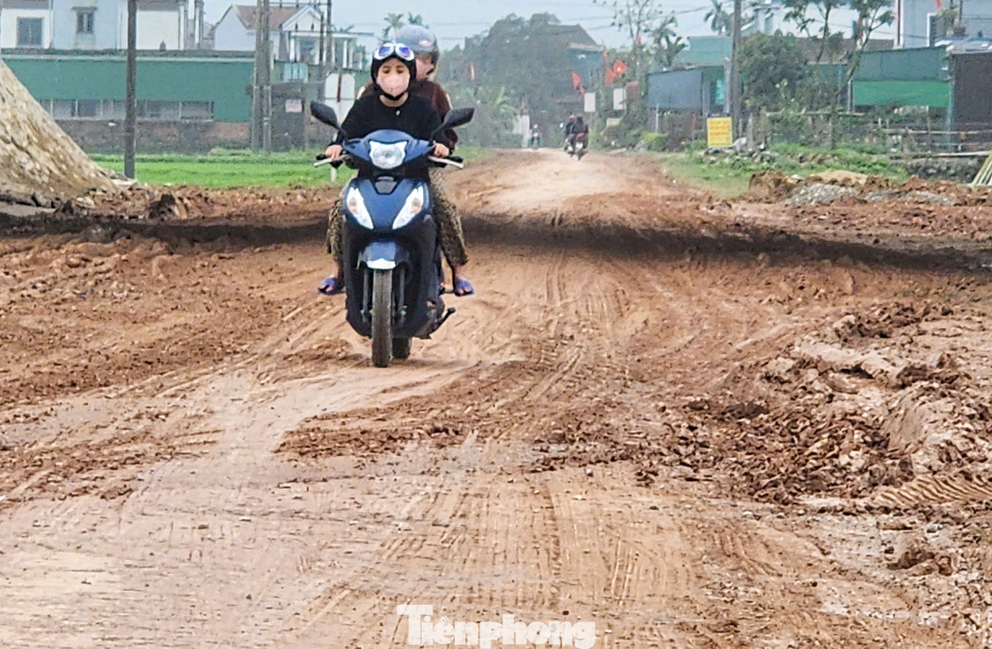 Tuyến đường sử dụng làm đường công vụ nên xe tải chở đất chạy qua lại liên tục khiến mặt đường lầy lội khi mưa, bụi mù mịt khi nắng.