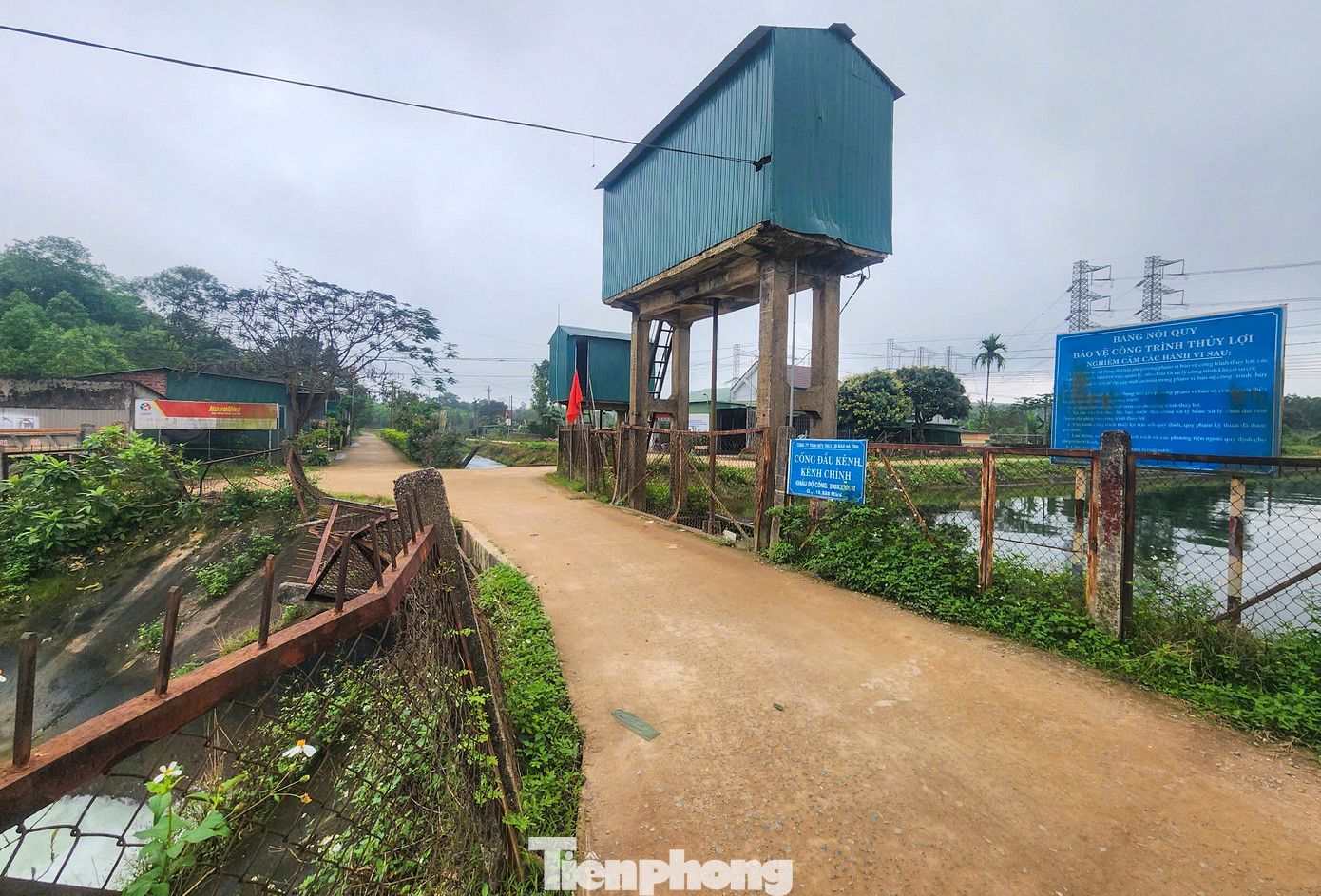 Ông Võ Tá Kỷ - Chủ tịch UBND xã Cẩm Duệ, thông tin, tuyến kênh chính qua địa bàn khoảng 2km song có một số cầu dân sinh, cống qua kênh cho người dân đi lại. Tuy nhiên, thời gian dài hệ thống lan can xuống cấp, mặt đường hẹp gây nguy hiểm. “Xã đã nhiều lần kiến nghị lên huyện và đơn vị quản lý tuyến để nâng cấp, mở rộng một số vị trí cầu qua kênh, phục vụ nhu cầu đi lại cho người dân song chưa có kết quả”, ông Kỷ nói.