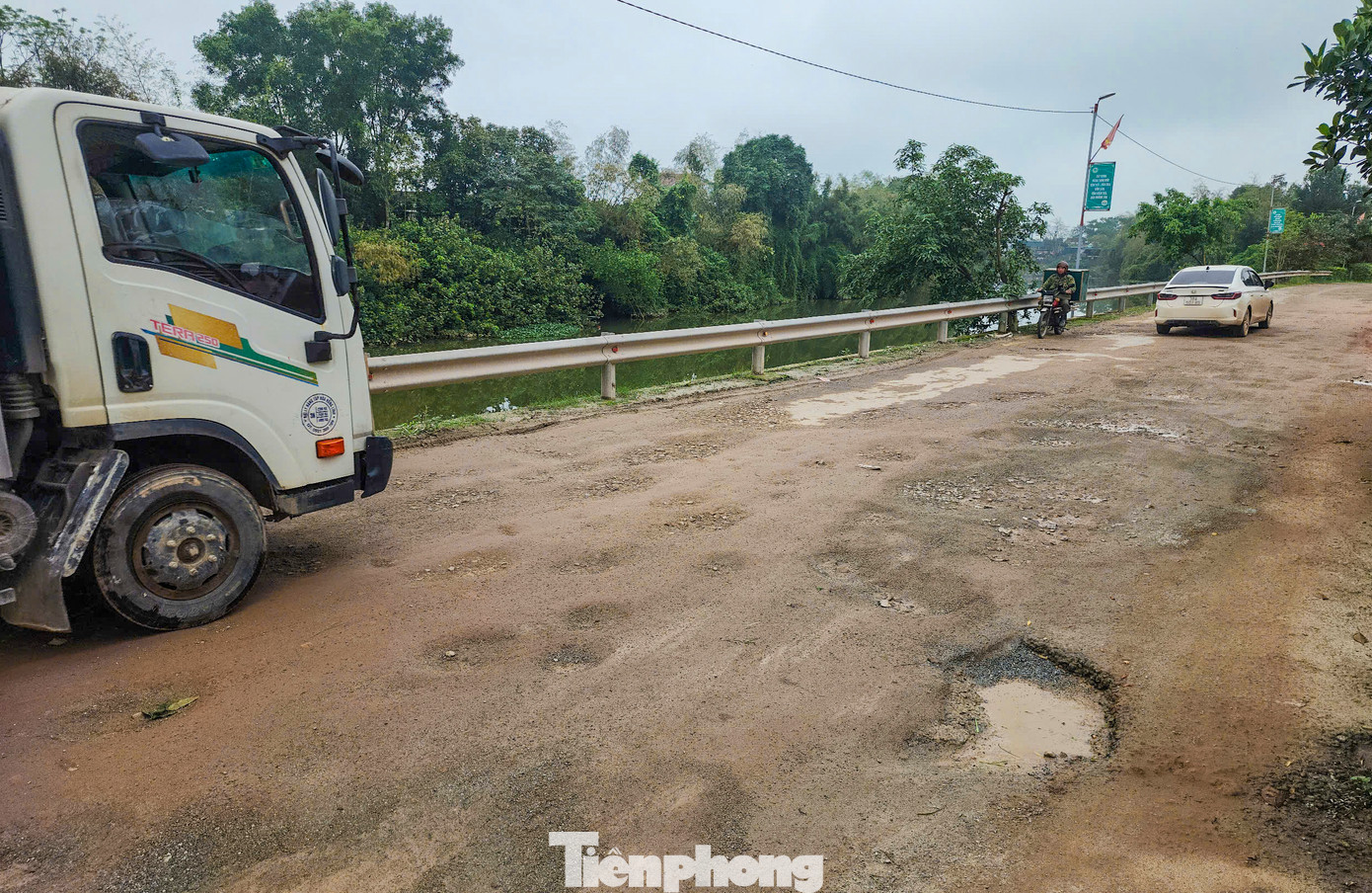 Nhiều tháng qua, trục đường liên xã Cẩm Duệ - Cẩm Thành, nối từ quốc lộ 8C (xã Cẩm Duệ) đến đoạn cầu Kênh (xã Cẩm Thành, huyện Cẩm Xuyên, Hà Tĩnh) dài khoảng 2,6 km bị xuống cấp trầm trọng, gây mất an toàn cho người qua lại.