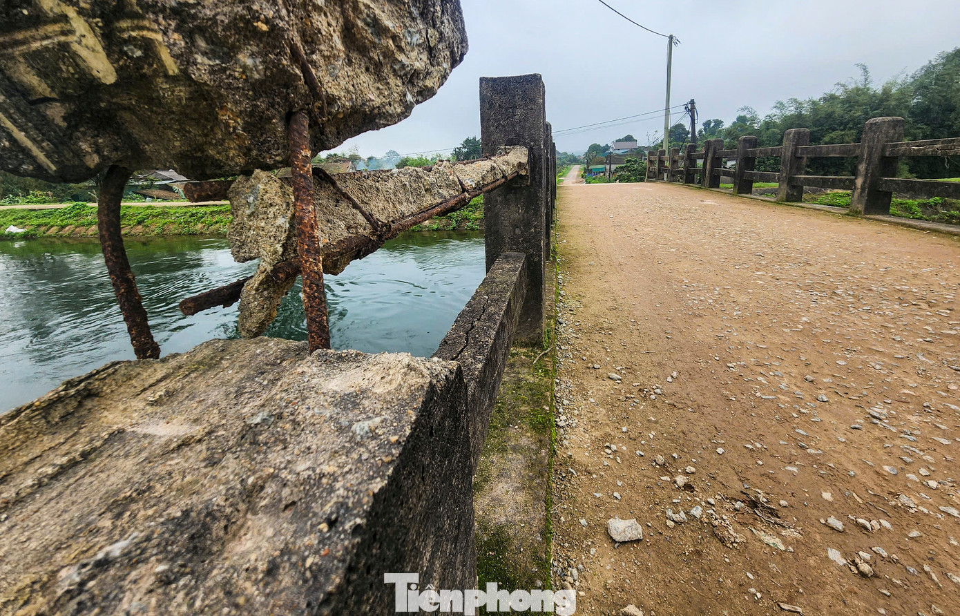 Người dân cho biết đây là tuyến đường giao thông huyết mạch của hàng trăm người dân, học sinh đi qua thường xuyên. Tình trạng cầu xuống cấp, gãy đổ tiềm ẩn nhiều nguy hiểm, nhất là trong thời tiết mưa bão, việc di chuyển bị khuất tầm nhìn, đường trơn trượt...