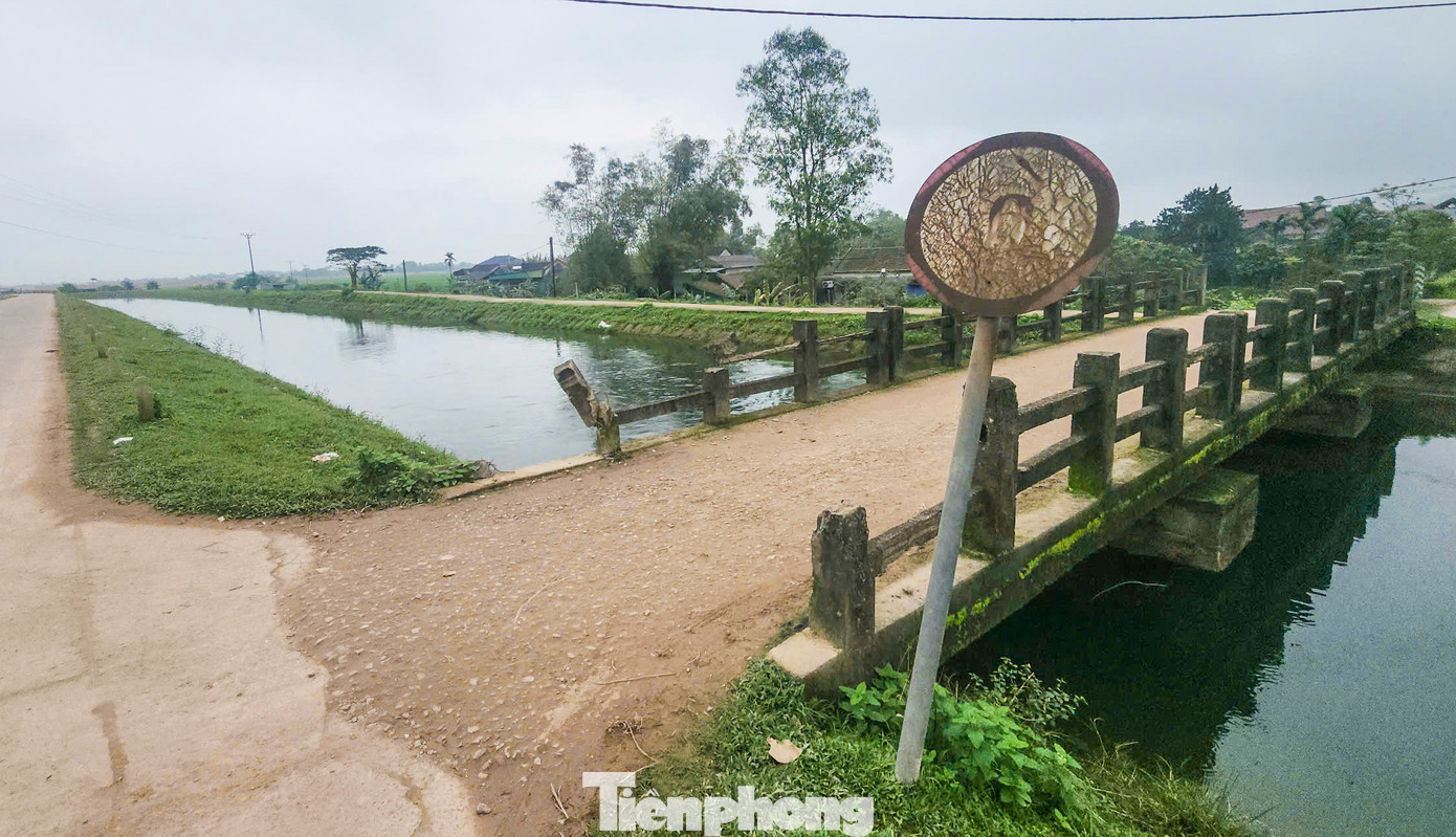 Không chỉ riêng hai điểm cầu, nhiều cầu dân sinh bắc qua kênh chính Kẻ Gỗ qua xã Cẩm Mỹ, Cẩm Duệ cũng đã xuất hiện tình trạng lan can gãy đổ, dầm cầu rạn nứt, tiềm ẩn nhiều nguy hiểm cho người dân khi di chuyển qua cầu.