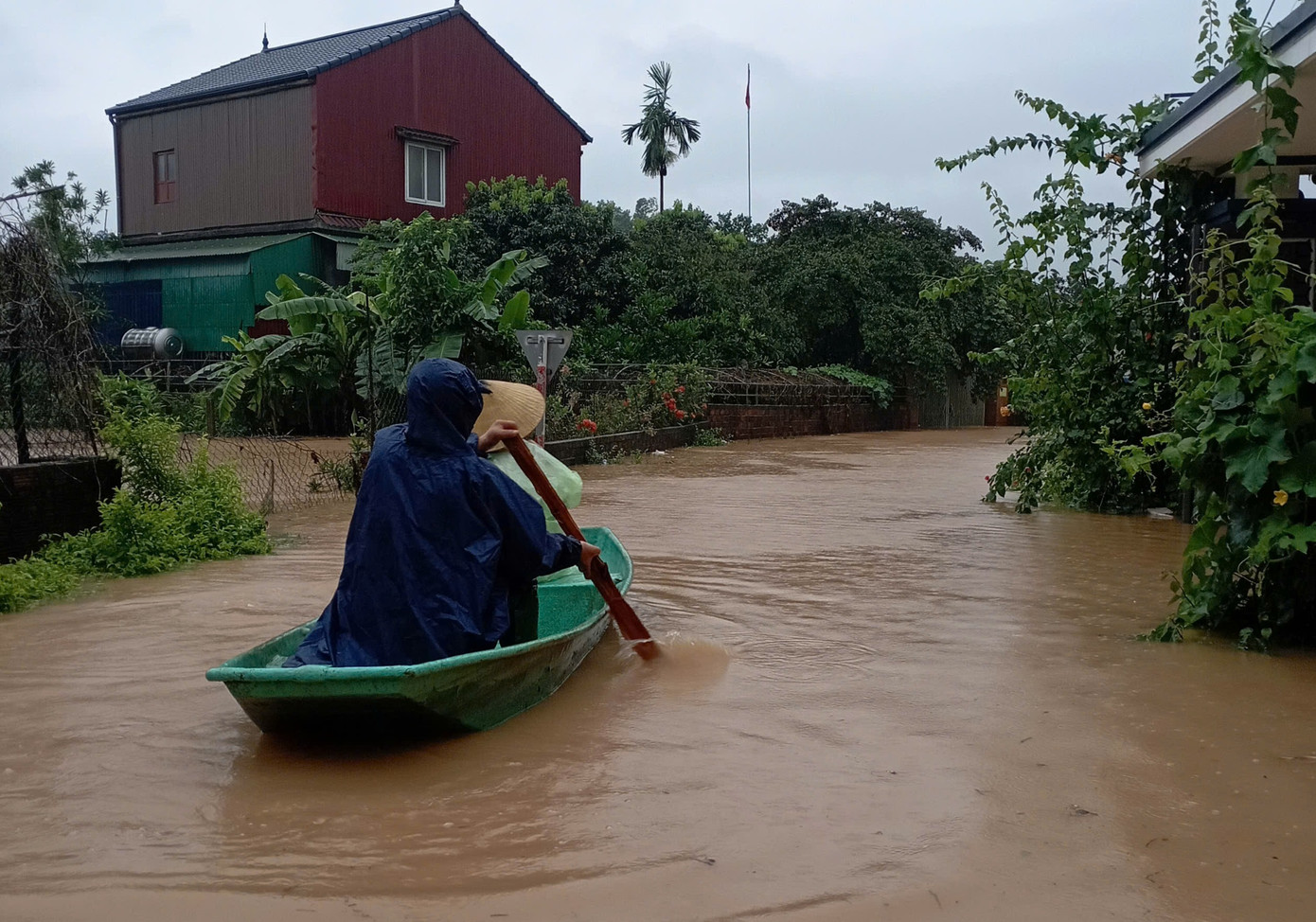 Đến sáng 25/5, nước lũ đang rút nhưng nhiều tuyến đường, nhà dân còn bị ngập.