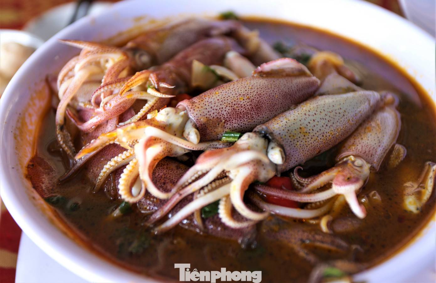 Mực nhảy ngon nhất khi vừa vớt lên từ lồng nuôi, rửa sạch để nguyên con đem làm sashimi (gỏi mực), luộc, hấp bia, hoặc kho gừng. Vị ngọt và béo, độ giòn của con mực còn tươi nguyên khiến mực nhảy Vũng Áng không thể lẫn với mực vùng khác. Mực nhảy ngon nhất khi vừa vớt lên từ lồng nuôi, rửa sạch để nguyên con đem làm sashimi (gỏi mực), luộc, hấp bia, hoặc kho gừng. Vị ngọt và béo, độ giòn của con mực còn tươi nguyên khiến mực nhảy Vũng Áng không thể lẫn với mực vùng khác.