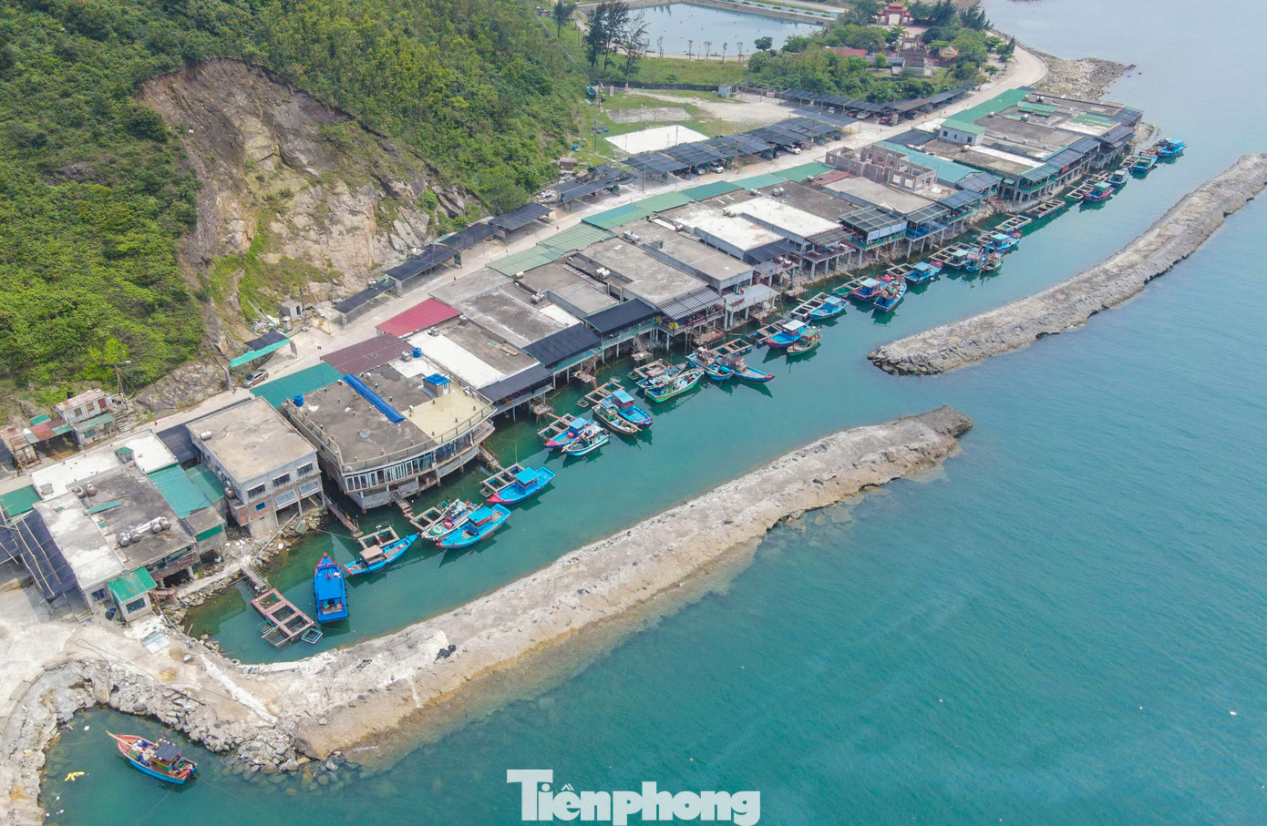 Mùa này, người dân lành nghề sẽ vươn khơi, câu từng mớ mực tươi sống trong đêm, thả nuôi vào khoang thuyền có trữ sẵn nước biển rồi đem về bán cho các chủ 20 nhà hàng nổi kinh doanh hải sản ở bên bờ biển thuộc địa bàn thôn Hải Phong (xã Kỳ Lợi). Mùa này, người dân lành nghề sẽ vươn khơi, câu từng mớ mực tươi sống trong đêm, thả nuôi vào khoang thuyền có trữ sẵn nước biển rồi đem về bán cho các chủ 20 nhà hàng nổi kinh doanh hải sản ở bên bờ biển thuộc địa bàn thôn Hải Phong (xã Kỳ Lợi).