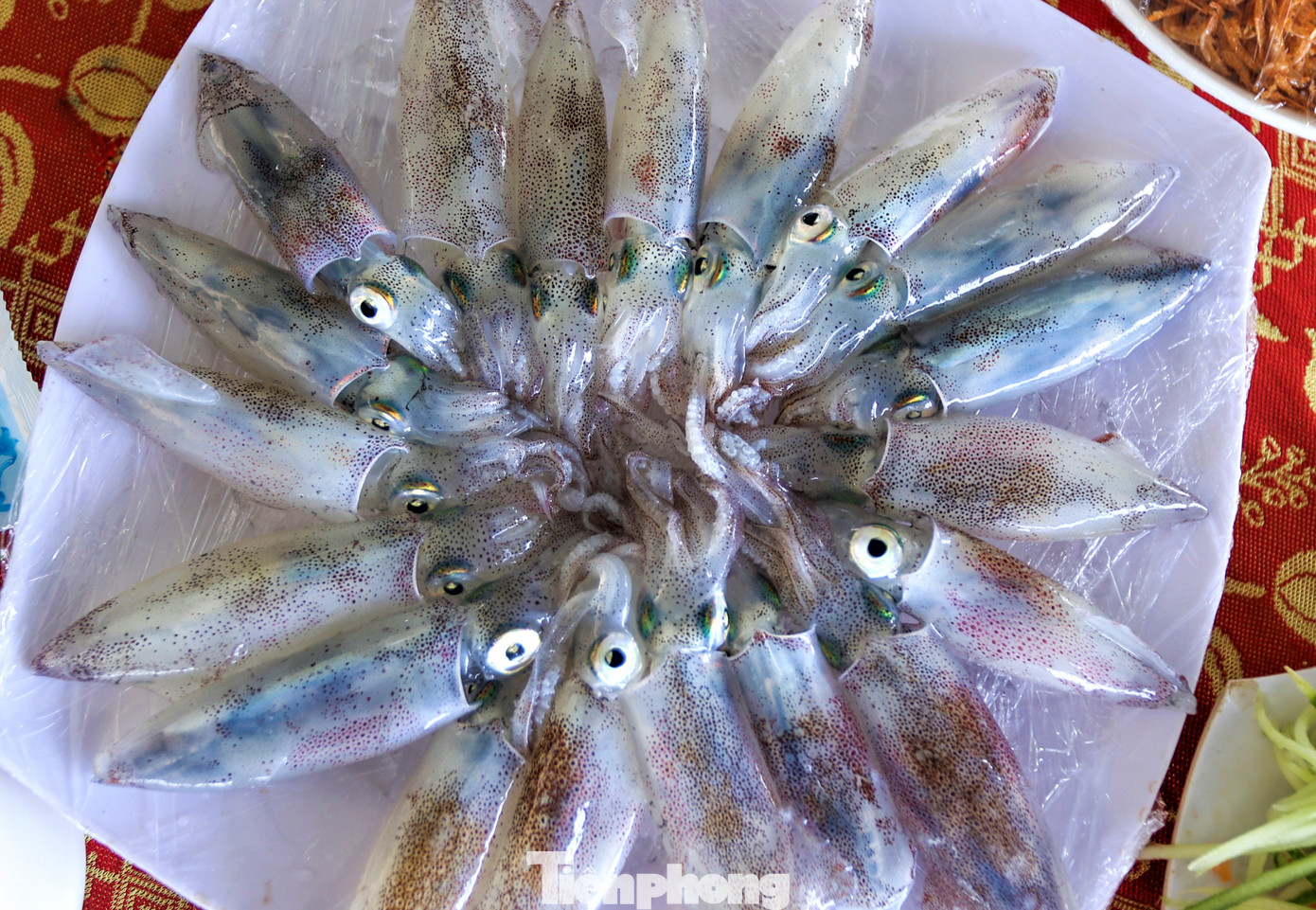 Mực nhảy ngon nhất khi vừa vớt lên từ lồng nuôi, rửa sạch để nguyên con đem làm sashimi (gỏi mực), luộc, hấp bia, hoặc kho gừng. Vị ngọt và béo, độ giòn của con mực còn tươi nguyên khiến mực nhảy Vũng Áng không thể lẫn với mực vùng khác. Mực nhảy ngon nhất khi vừa vớt lên từ lồng nuôi, rửa sạch để nguyên con đem làm sashimi (gỏi mực), luộc, hấp bia, hoặc kho gừng. Vị ngọt và béo, độ giòn của con mực còn tươi nguyên khiến mực nhảy Vũng Áng không thể lẫn với mực vùng khác.