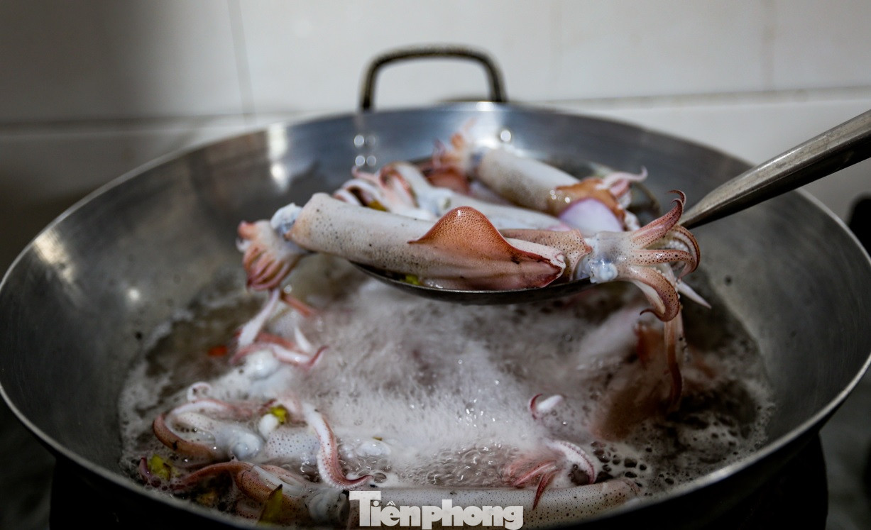 Mực nhảy ngon nhất khi vừa vớt lên từ lồng nuôi, rửa sạch để nguyên con đem làm sashimi (gỏi mực), luộc, hấp bia, hoặc kho gừng. Vị ngọt và béo, độ giòn của con mực còn tươi nguyên khiến mực nhảy Vũng Áng không thể lẫn với mực vùng khác. Mực nhảy ngon nhất khi vừa vớt lên từ lồng nuôi, rửa sạch để nguyên con đem làm sashimi (gỏi mực), luộc, hấp bia, hoặc kho gừng. Vị ngọt và béo, độ giòn của con mực còn tươi nguyên khiến mực nhảy Vũng Áng không thể lẫn với mực vùng khác.