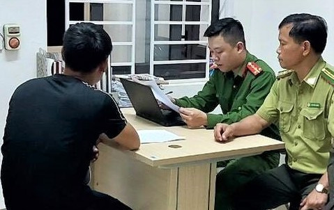 Kiểm lâm thị xã Kỳ Anh phối hợp với công an làm việc với đối tượng buôn bán chim trời.