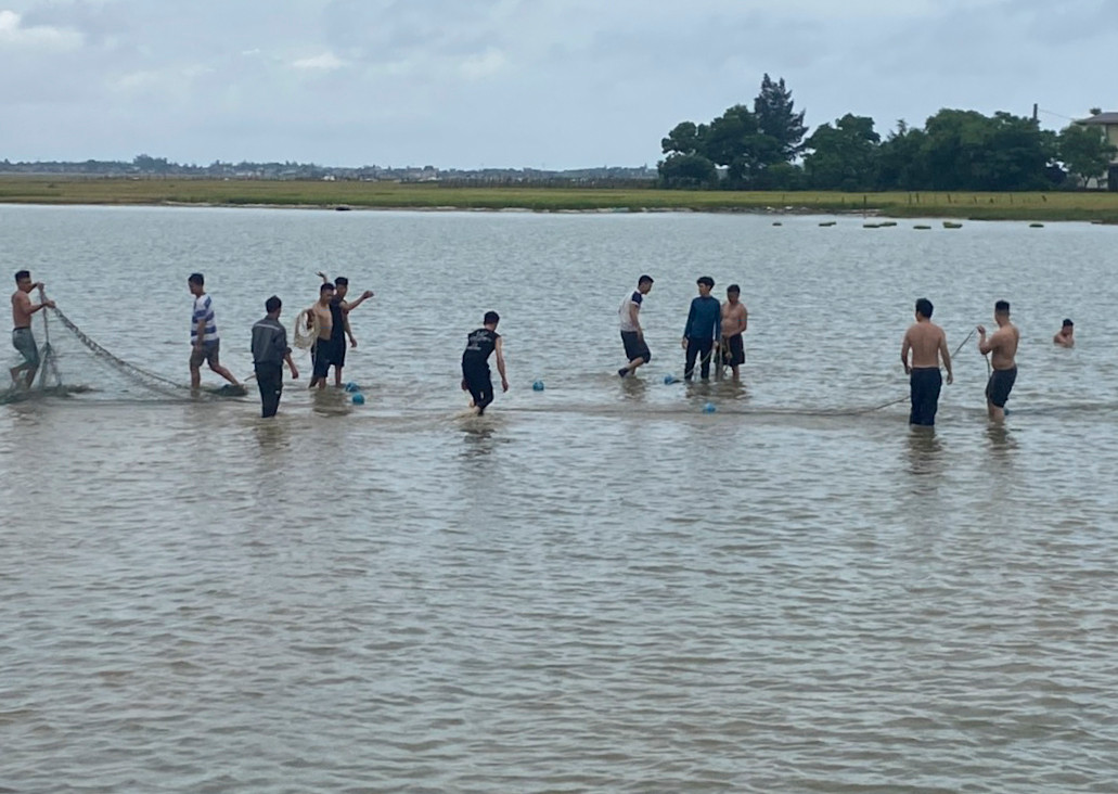 Người dân và lực lượng chức năng tìm kiếm người mất tích.