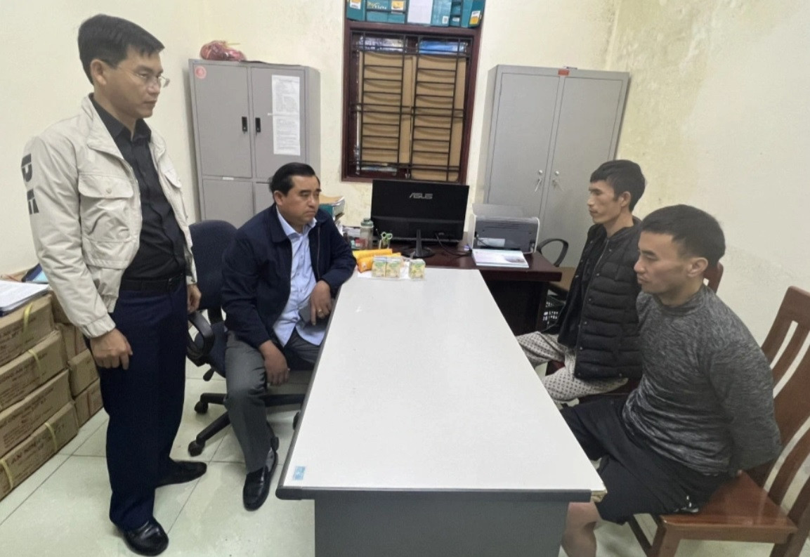 Hai phạm nhân Phan Công Thành và Nguyễn Đắc Hoàng bị bắt sau 3 ngày trốn trại giam giữ. Hai phạm nhân Phan Công Thành và Nguyễn Đắc Hoàng bị bắt sau 3 ngày trốn trại giam giữ.