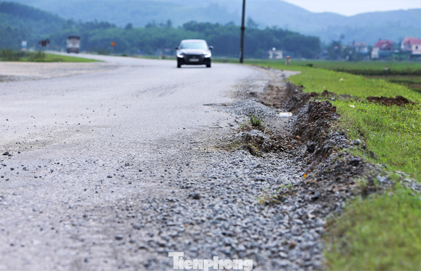 Một số vị trí mặt đường bong tróc, hằn lún vệt sâu khoảng 20cm.