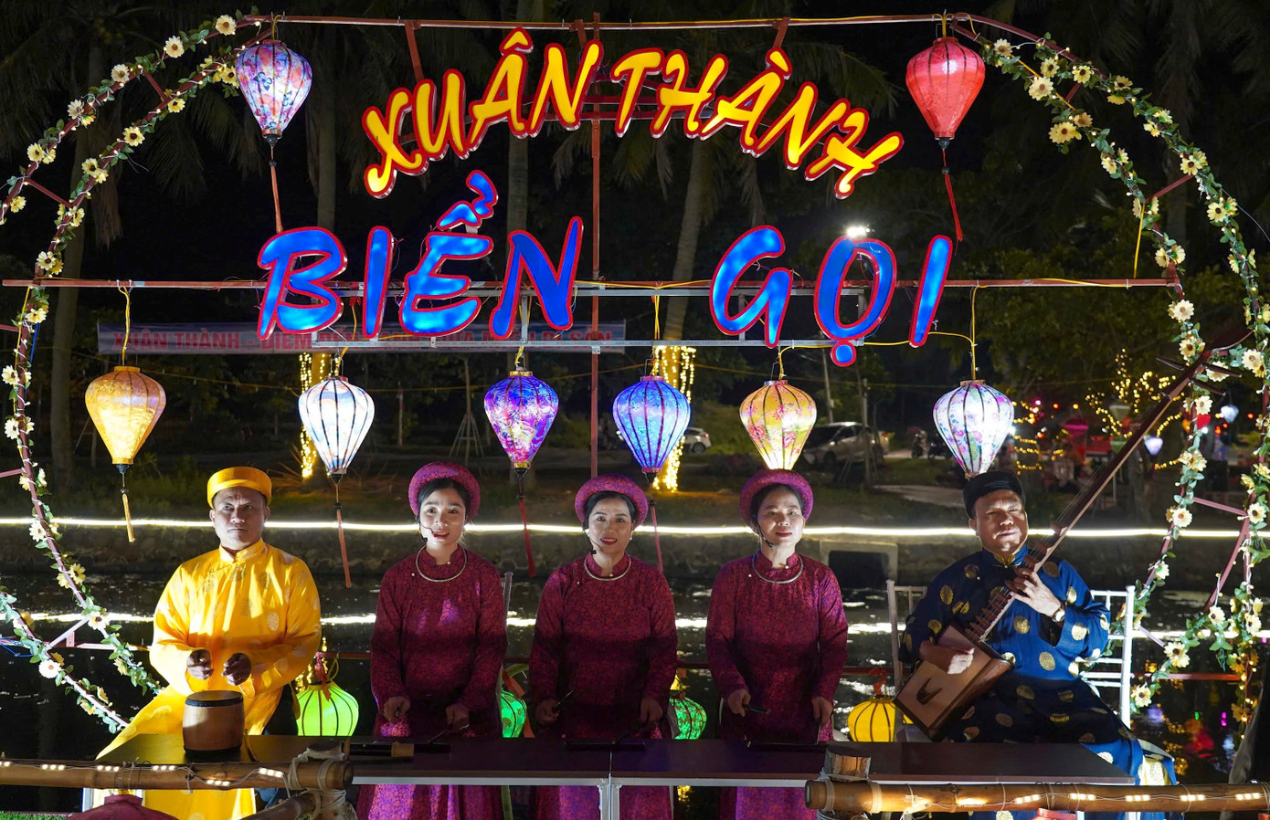 Khách du lịch cũng được trải nghiệm một sân khấu ca nhạc mới lạ, được tổ chức trên lạch nước ngọt Bàu Dài. Khách du lịch cũng được trải nghiệm một sân khấu ca nhạc mới lạ, được tổ chức trên lạch nước ngọt Bàu Dài.