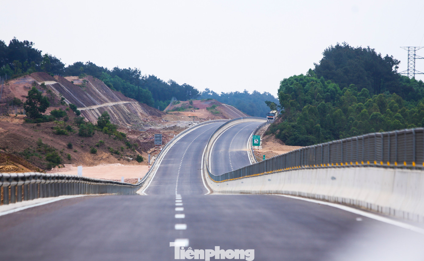 Giai đoạn phân kỳ, công trình được thiết kế quy mô 4 làn xe, mặt đường rộng 17 m, giai đoạn hoàn chỉnh 6 làn xe, mặt đường rộng 32,25m, vận tốc 60-90km/h.