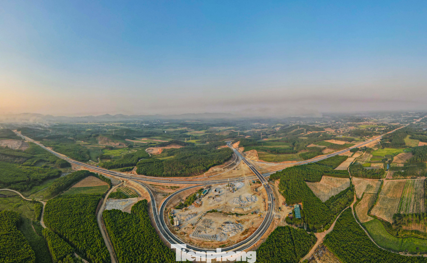 Cao tốc Bùng - Vạn Ninh dự kiến sẽ đưa vào khai thác tuyến chính ngày 28/4 tới đây, hoàn thành dự án trước 30/6.