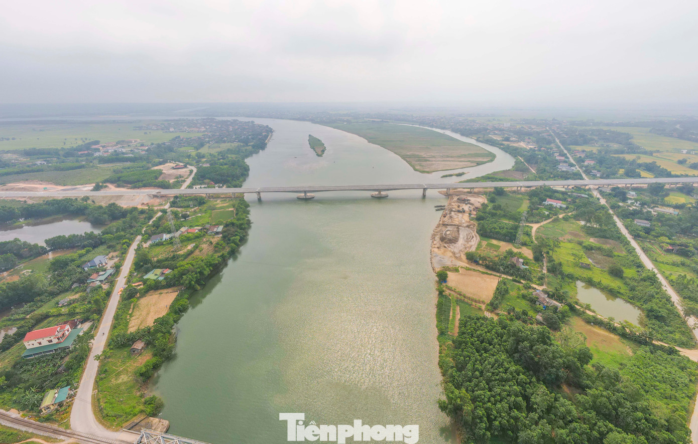 Trong đó, cầu Long Đại bắc qua sông Long Đại ở huyện Quảng Ninh là cây cầu dài nhất trên dự án cao tốc Bùng - Vạn Ninh.