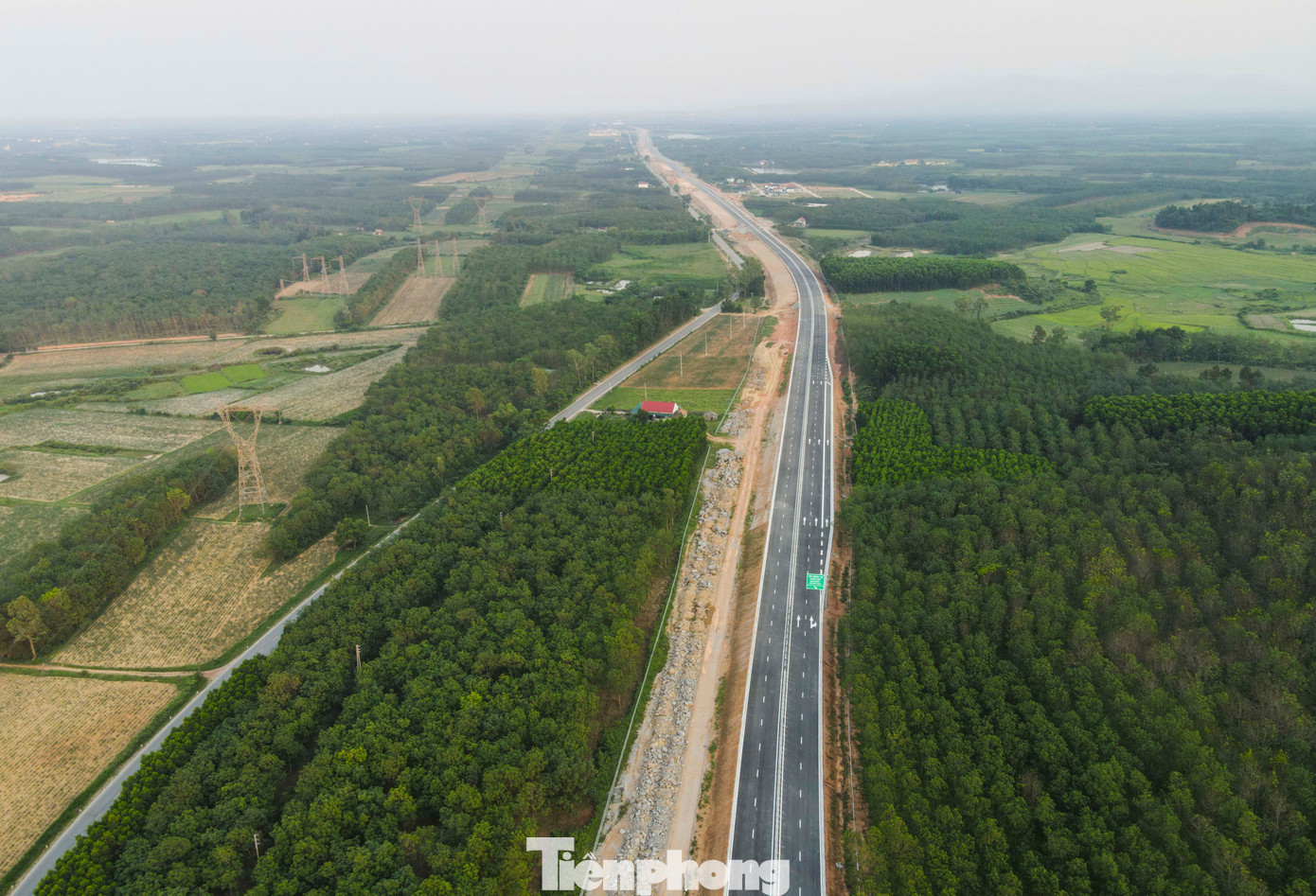 Cao tốc Bùng - Vạn Ninh băng qua nhiều ngọn đồi, các nông trường, rừng cao su tạo nên khung cảnh kỳ vỹ.