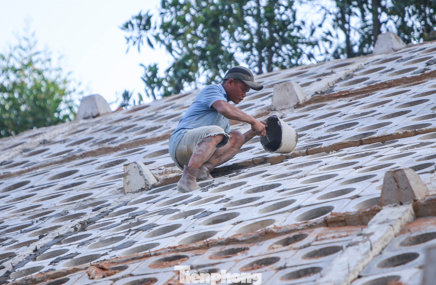 Mặt đường cao tốc với 4 làn xe đã được thảm nhựa, lắp đặt dải phân cách cứng bêtông, sơn kẻ vạch. Taluy âm được lắp đặt bêtông, trồng cỏ.