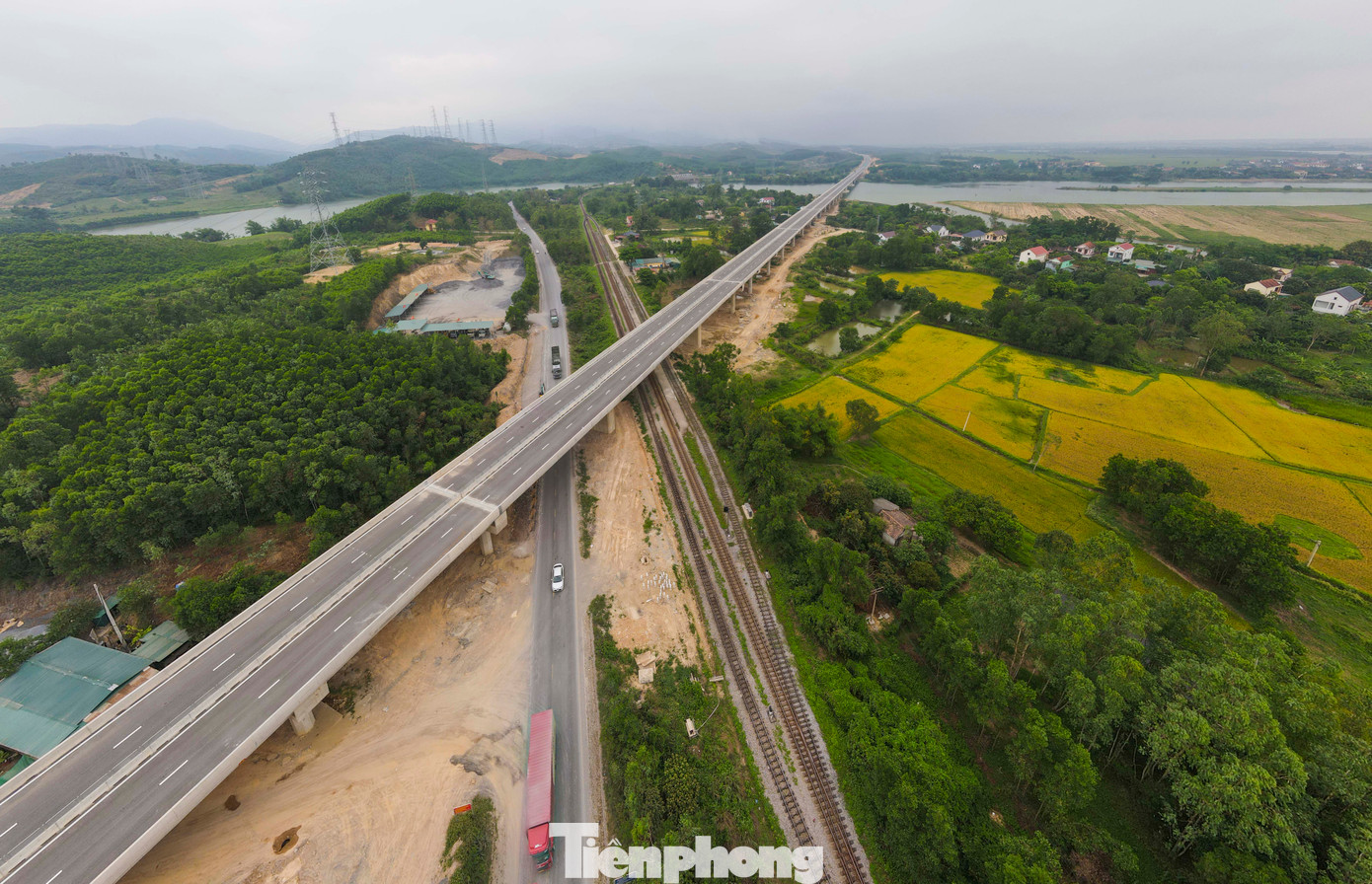 Trên tuyến có 31 cầu, 38 hầm chui dân sinh. Trong hình, cao tốc Bùng - Vạn Ninh nhiều vị trí giao cắt đường Hồ Chí Minh và đường sắt Bắc Nam hoặc chạy song song với tuyến đường lớn.