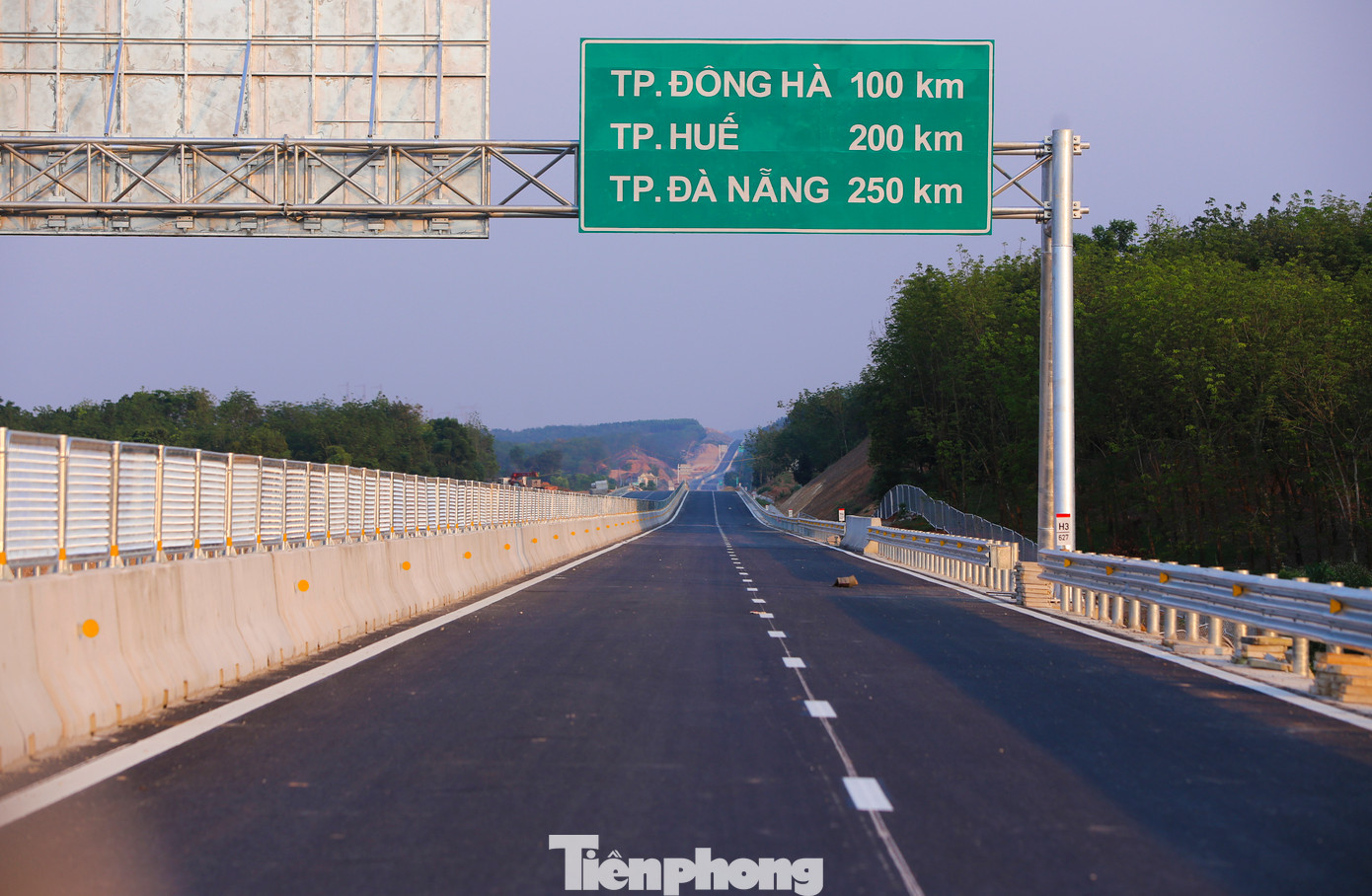 Đại diện Ban Quản lý dự án 6 cho biết, sau hơn 2 năm thi công, đến nay dự án đạt gần 100% khối lượng công việc và thông xe kỹ thuật hôm 19/4 vừa qua. Hiện các đơn vị thực hiện dự án đang thảm lớp bê tông nhựa cuối các nút giao còn lại, lắp đặt hàng rào bảo vệ, xây mái taluy trên toàn tuyến.