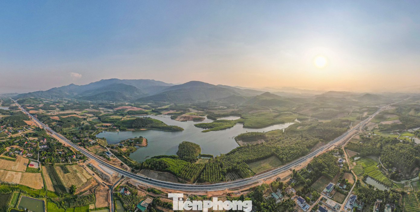 Cao tốc Bùng - Vạn Ninh (tỉnh Quảng Bình) là một trong những dự án thành phần của cao tốc Bắc Nam nhánh phía Đông giai đoạn 2021-2025. Công trình có chiều dài hơn 48km với tổng mức đầu tư hơn 9.300 tỷ đồng do Ban QLDA 6 (Bộ Xây dựng) làm chủ đầu tư.