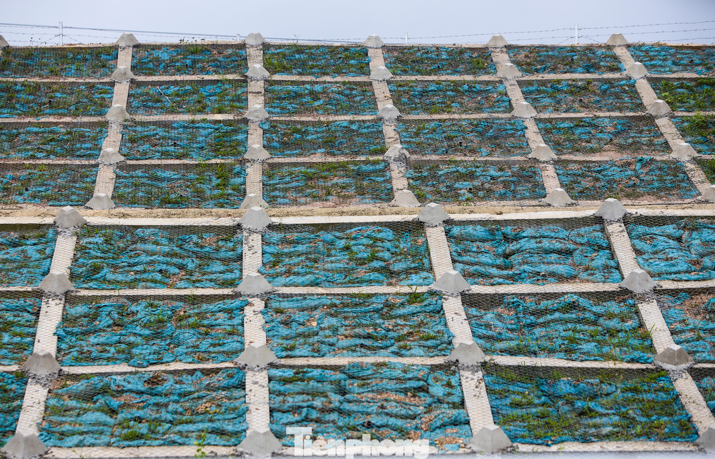 Mặt đường cao tốc với 4 làn xe đã được thảm nhựa, lắp đặt dải phân cách cứng bêtông, sơn kẻ vạch. Taluy âm được lắp đặt bêtông, trồng cỏ.