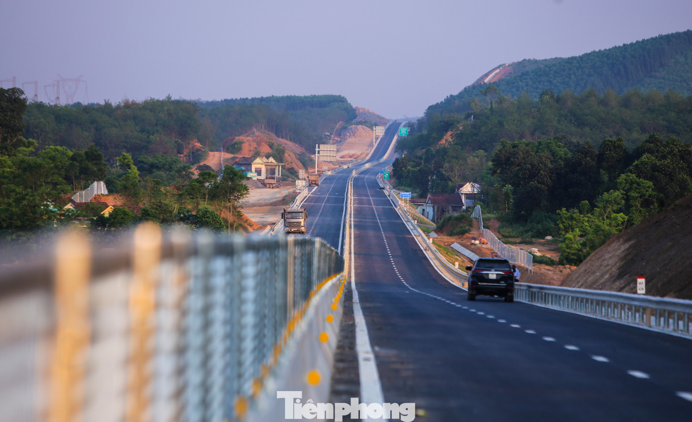 Mặt đường cao tốc với 4 làn xe đã được thảm nhựa, lắp đặt dải phân cách cứng bêtông, sơn kẻ vạch. Taluy âm được lắp đặt bêtông, trồng cỏ.