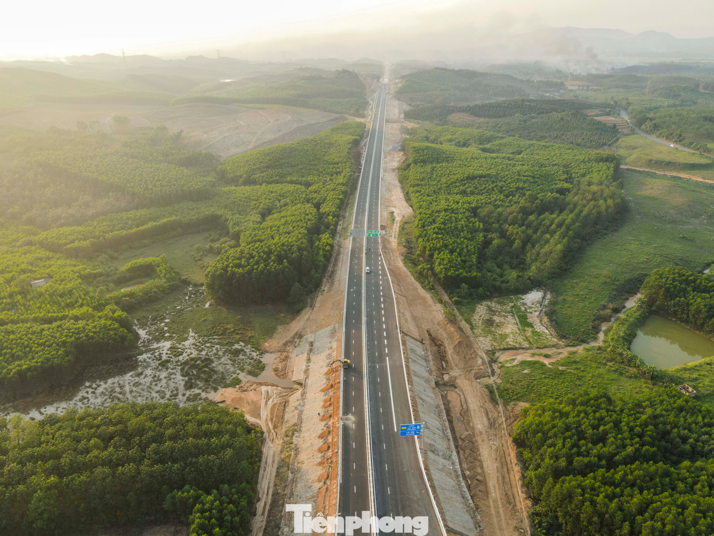 Cao tốc Bùng - Vạn Ninh dự kiến sẽ đưa vào khai thác tuyến chính ngày 28/4 tới đây, hoàn thành dự án trước 30/6.