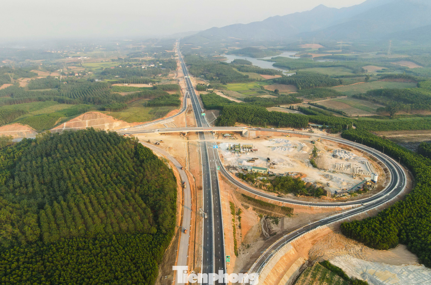 Cao tốc Bùng - Vạn Ninh có điểm đầu tại Km625+000, khớp nối với điểm cuối dự án thành phần đoạn Vũng Áng - Bùng, thuộc địa phận xã Cự Nẫm (huyện Bố Trạch, Quảng Bình). Điểm cuối tại Km674+556, khớp nối với điểm đầu dự án thành phần đoạn Vạn Ninh - Cam Lộ thuộc địa phận xã Vạn Ninh (huyện Quảng Ninh). Trong hình là nút giao tại xã Cự Nẫm (huyện Bố Trạch).