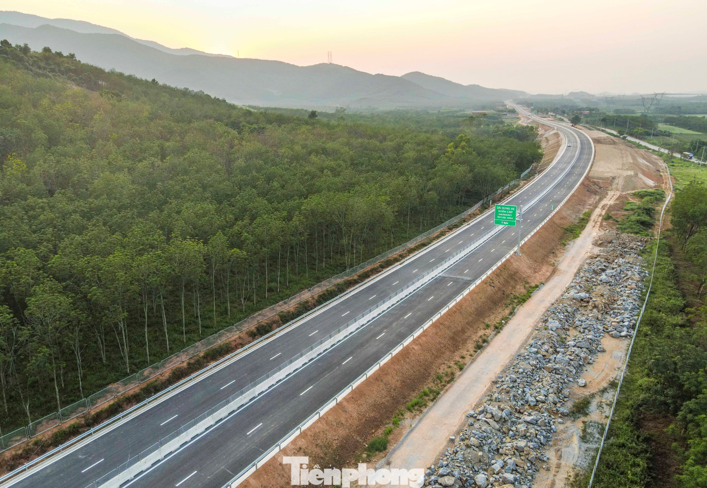Cao tốc Bùng - Vạn Ninh dự kiến sẽ đưa vào khai thác tuyến chính ngày 28/4 tới đây, hoàn thành dự án trước 30/6.