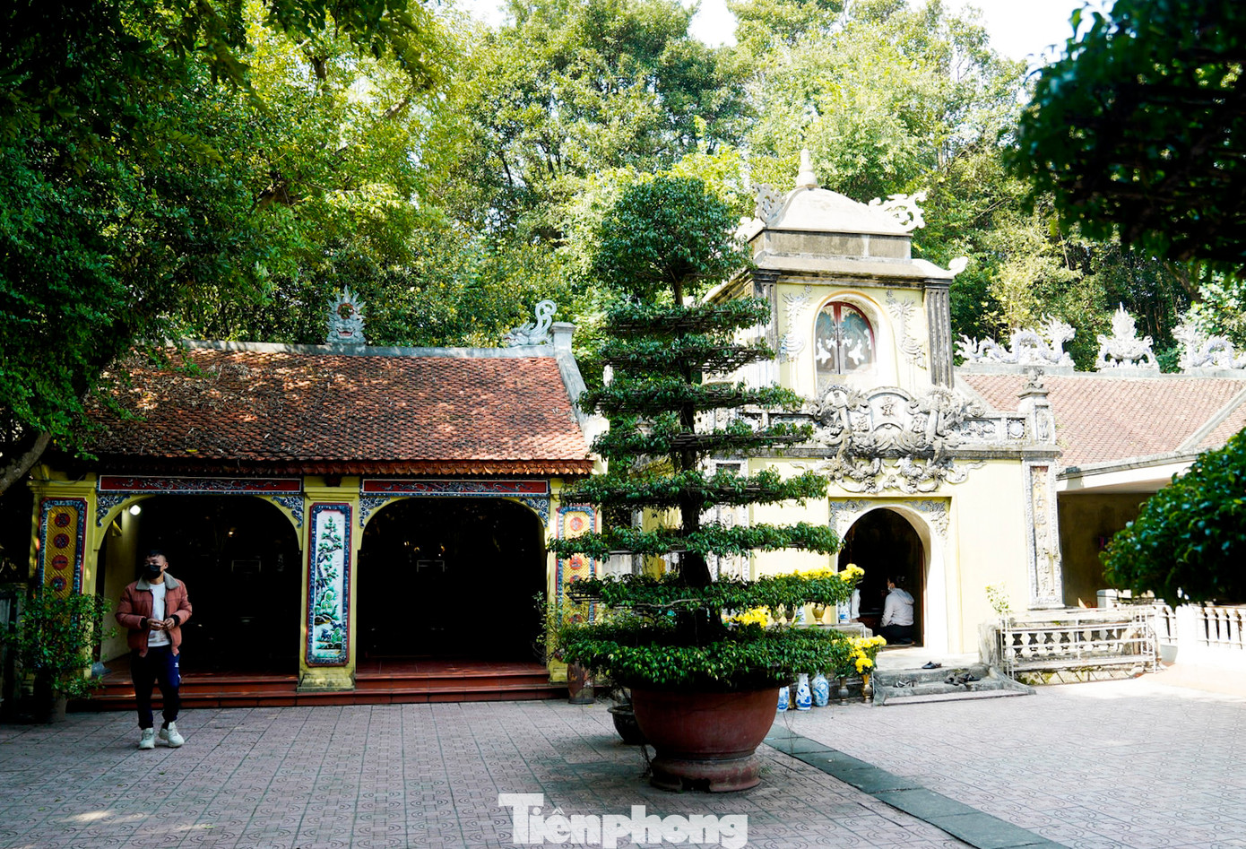 Phía bên trái nhà thượng điện là nhà sắc phong, gồm 2 tầng với cấu trúc cầu kỳ và cổ kính. Tầng trên hình chóp, tầng dưới hình vuông, cửa hình vòm. Trên vòm cửa chính là ô đắp nổi hình rồng phượng, ôm cuốn thư khắc 3 chữ "Tư Cảnh Phúc". Tầng 2 là nơi thờ và cất giữ sắc phong qua các triều đại.