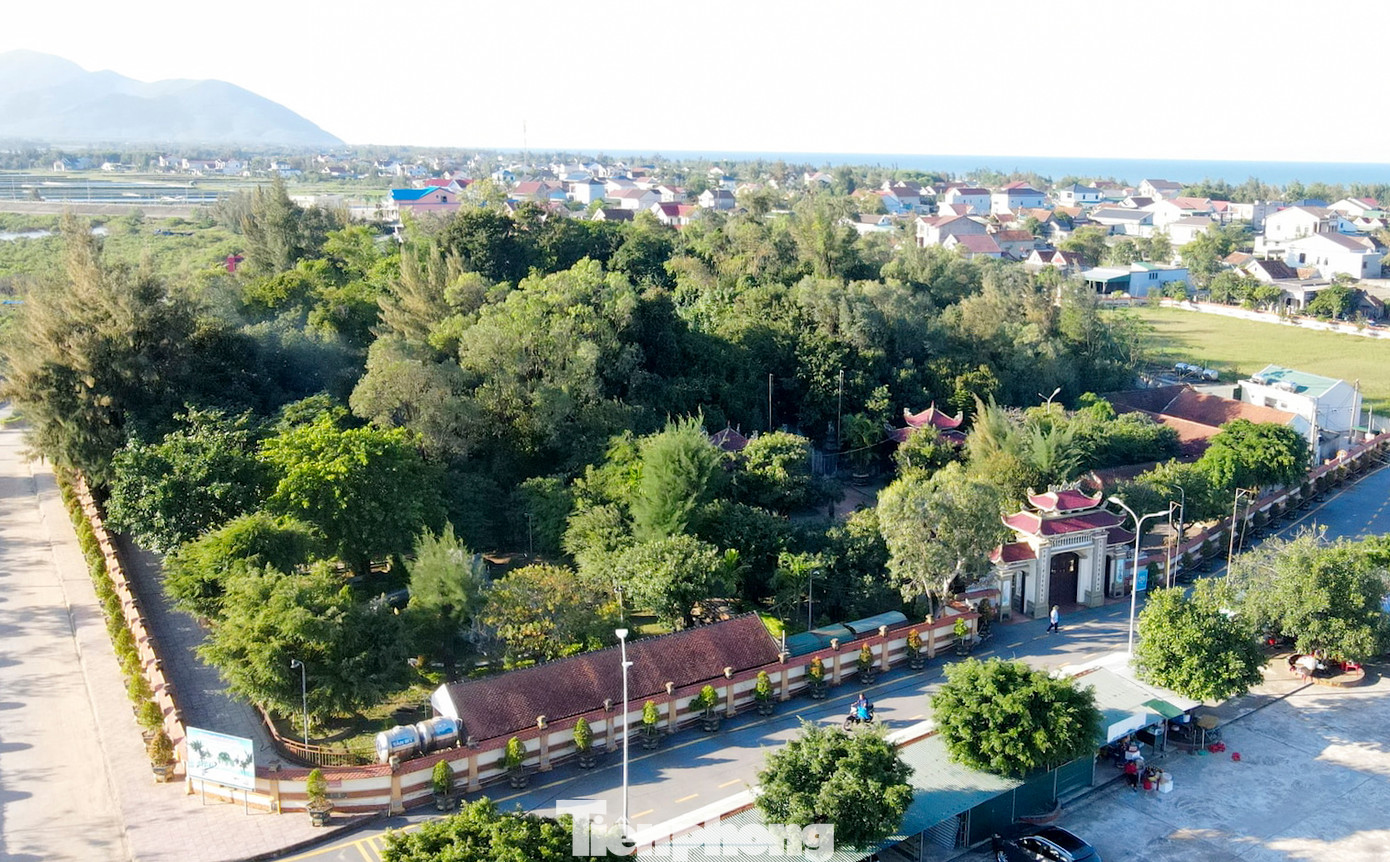 Sống trong cung vua, chứng kiến nhà Trần sa sút, Quý phi Bích Châu đã soạn thảo Kê minh thập sách (10 kế sách trị nước) về cả các mặt quân sự, chính trị, văn hóa thiết thực, trọng yếu của giai đoạn lịch sử lúc bấy giờ. Năm 1377, bà hộ giá vua Trần Duệ Tông đem quân đánh Chiêm Thành. Trong cuộc chiến này, bà vì bảo vệ vua nên bị trúng tên độc và hy sinh vào ngày 11/2. Ba ngày sau, vua Duệ Tông vì thua trận, một phần cũng vì thương nhớ Quý phi Bích Châu nên lâm bệnh và băng hà. Lúc bấy giờ, vua Trần Phế Đế lên ngôi và lệnh đưa linh cữu của Quý phi Bích Châu về triều bằng đường biển để mai táng. Tuy nhiên, lúc đến vùng biển Ô Tồn, thuộc Châu Hoan (huyện Kỳ Anh ngày nay), thuyền gặp phải mưa to, gió lớn nên không thể đi tiếp. Vua liền xuống chiếu cho an táng thi hài bà tại đây và lập miếu thờ để người dân thờ phụng, hương khói.