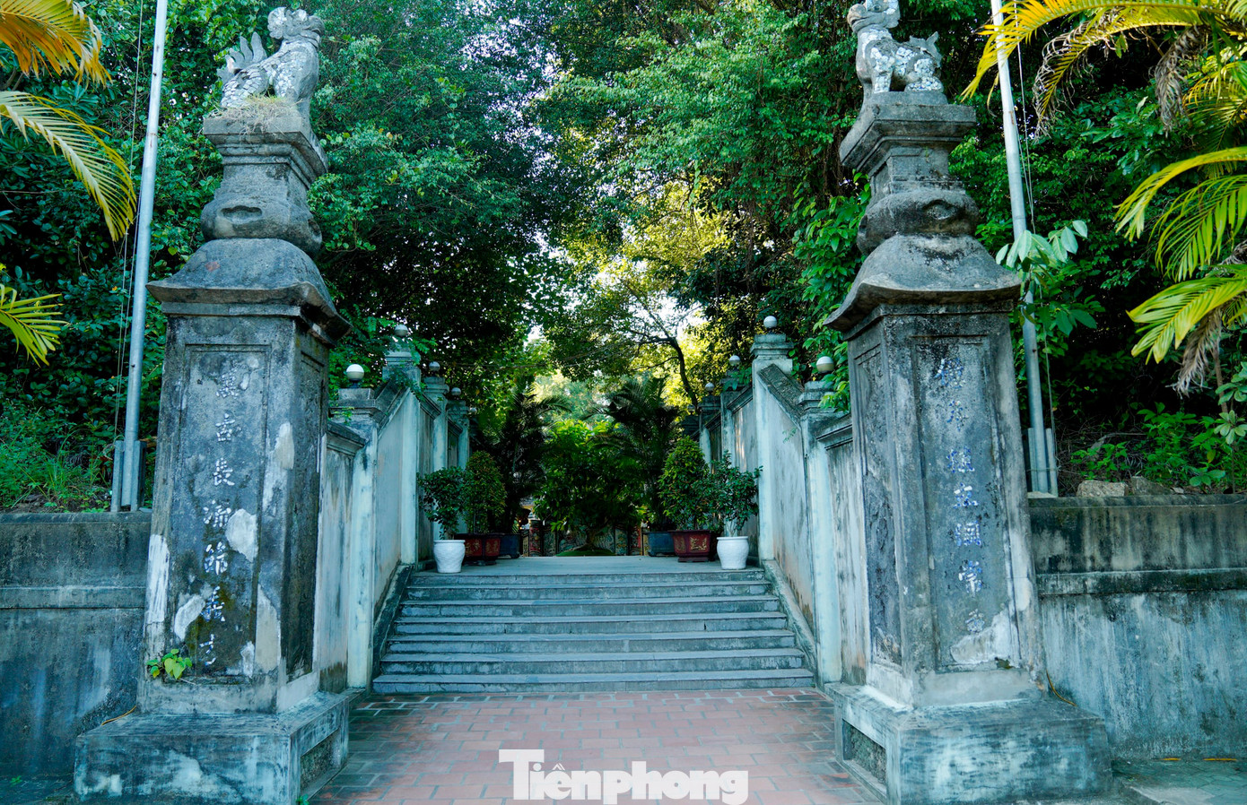 Cổng tam quan với đường vào có bậc cấp lên xuống. Cổng có hai cột cách nhau 3,3 m, trên đỉnh được chạm trổ tượng hai con nghê chầu.