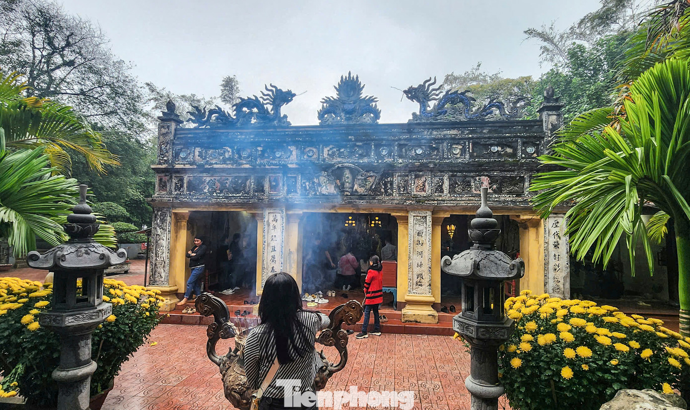 Đi qua cổng tam quan sẽ tới khu vực điện thờ chính Quý phi Bích Châu. Đó là ba tòa hạ điện, trung điện và thượng điện, nối liền nhau. Trước thềm hạ điện có đặt một lư hương cao gần 1 m. Cạnh bên có hai chú voi chầu, toát lên sự trang nghiêm, cổ kính. Nhà hạ điện khá bề thế, rộng 3 gian với hệ thống mặt tiền trang trí cầu kỳ và công phu.