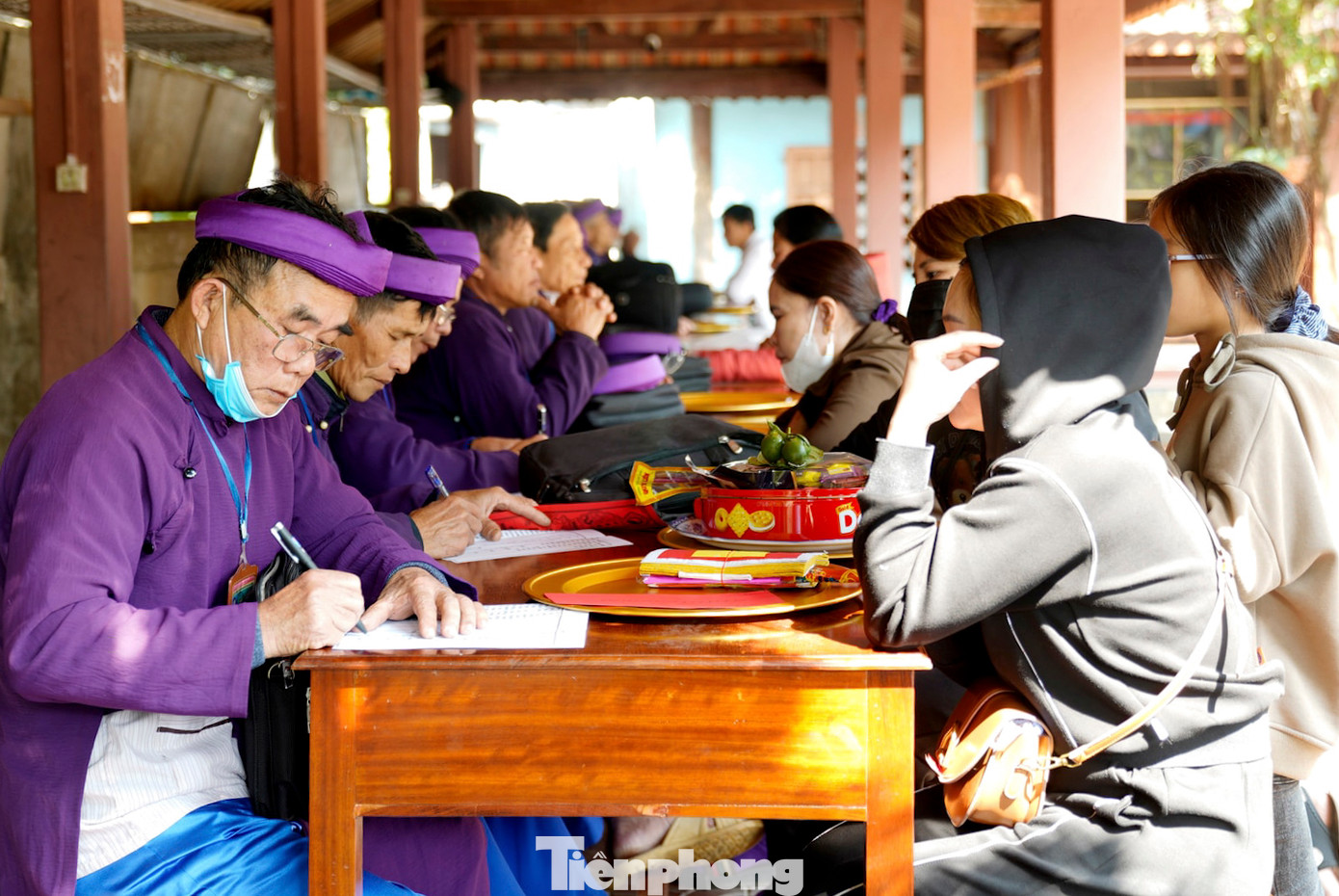 Đại diện Ban quản lý Khu di tích đền thờ cho biết những ngày đầu năm 2025, địa điểm tâm linh này đón hơn 100.000 lượt du khách tới chiêm bái, dâng hương cầu tài lộc.