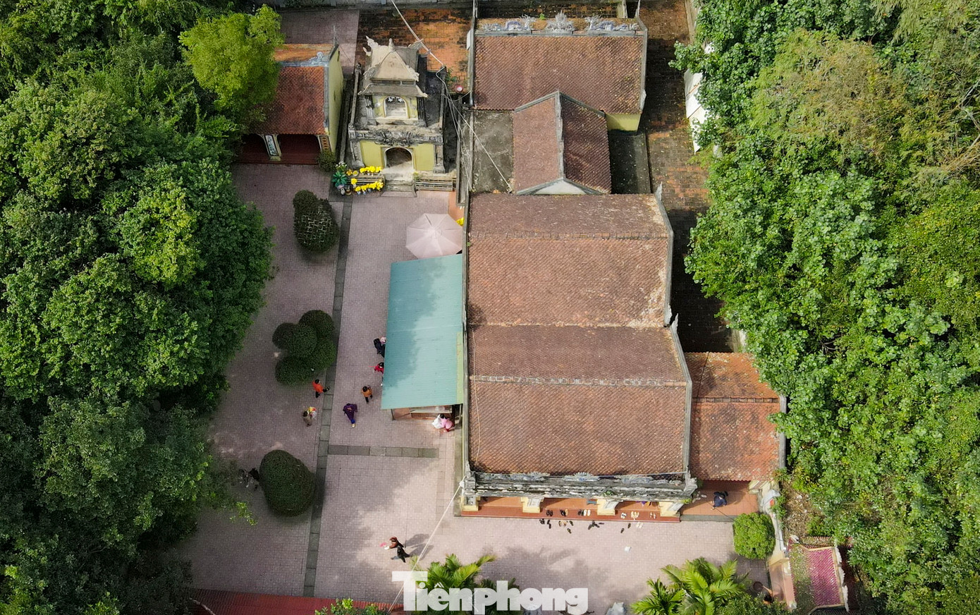 Đến triều đại vua Lê Thánh Tông, trên đường đi đánh quân Chiêm Thành, đến cửa biển Kỳ Hoa phát hiện ngôi miếu. Vua liền dò hỏi dân chúng địa phương rồi vào dâng hương và viết bốn chữ "Nữ Trung Hào Kiệt" dán lên bài vị. Vị vua này sau đó cho xây dựng lại lăng mộ với ba tòa điện lớn như bây giờ. Vua còn ban chiếu sắc cho đền là Chế thắng Phu nhân nhằm ghi nhớ công ơn bà Nguyễn Thị Bích Châu.