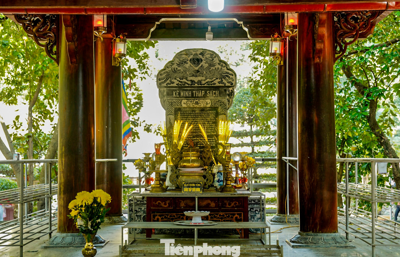 Nhà Văn bia được xây dựng vào năm 2009, đây cũng là nơi để tấm bia đá khắc Kê minh thập sách của Chế thắng phu nhân Nguyễn Thị Bích Châu, với 2 loại chữ Quốc ngữ và chữ Hán nho.