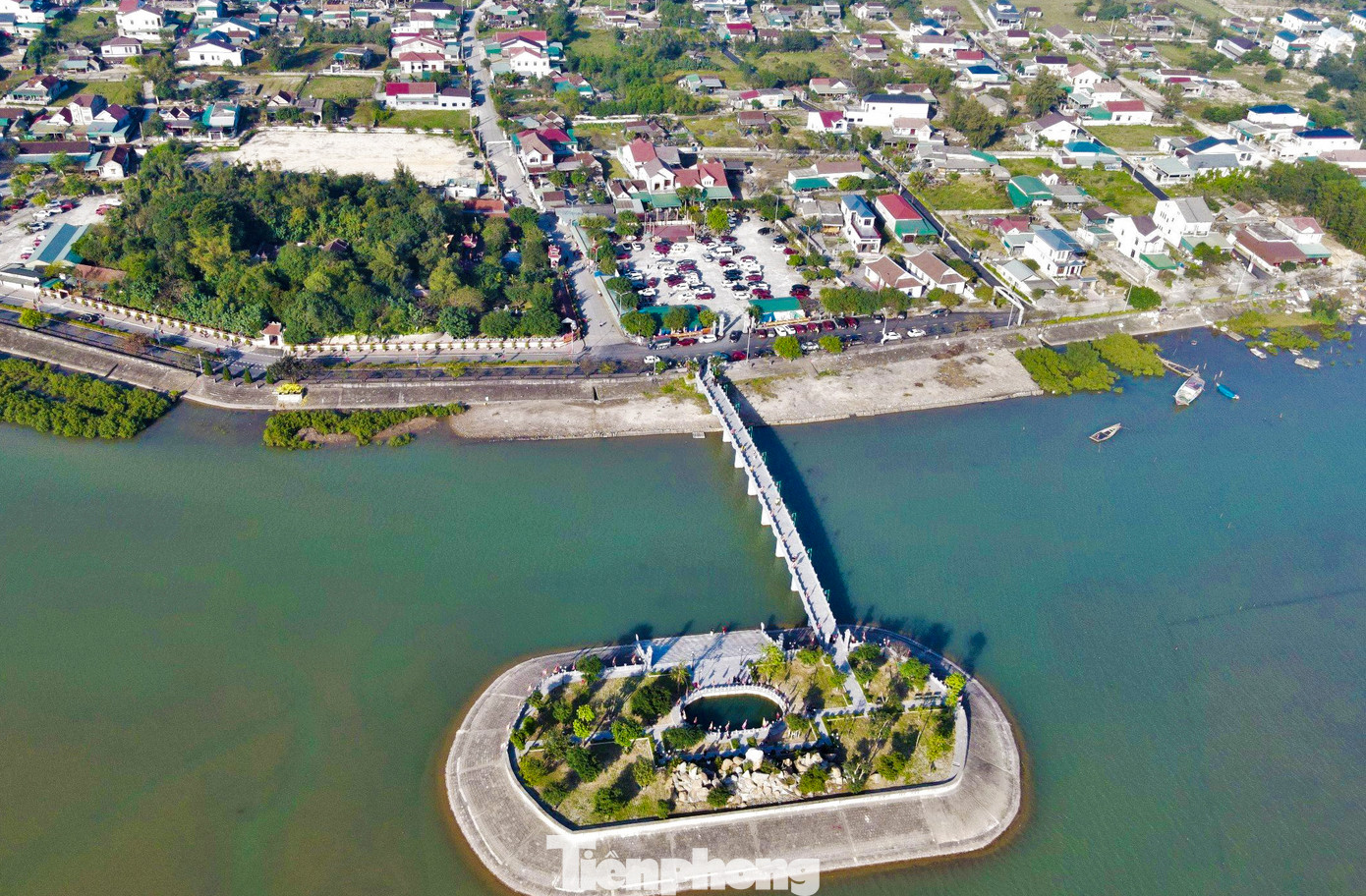 Đền thờ Chế thắng Phu nhân Nguyễn Thị Bích Châu (hay còn gọi đền Bà Hải) tồn tại đã hơn 6 thế kỷ. Ngôi đền nằm ngay cửa biển, thuộc địa phận thôn Tam Hải 2, xã Kỳ Ninh, thị xã Kỳ Anh, tỉnh Hà Tĩnh.