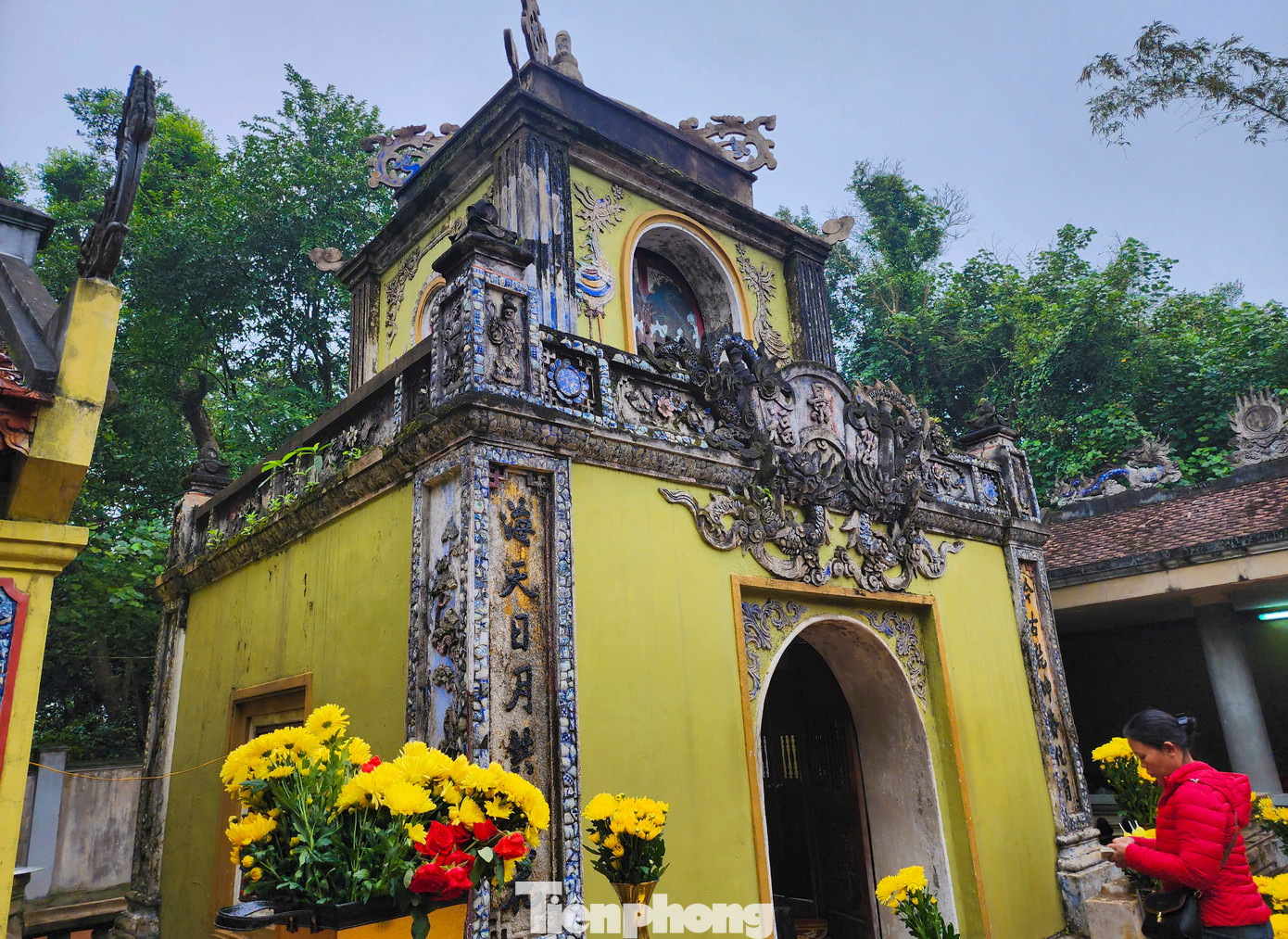 Đi qua cổng tam quan sẽ tới khu vực điện thờ chính Quý phi Bích Châu. Đó là ba tòa hạ điện, trung điện và thượng điện, nối liền nhau. Trước thềm hạ điện có đặt một lư hương cao gần 1 m. Cạnh bên có hai chú voi chầu, toát lên sự trang nghiêm, cổ kính. Nhà hạ điện khá bề thế, rộng 3 gian với hệ thống mặt tiền trang trí cầu kỳ và công phu.