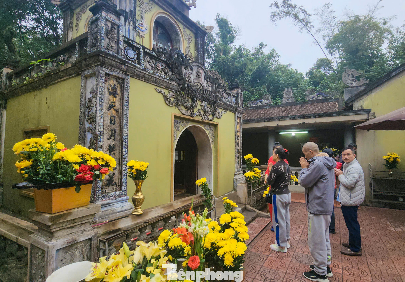 Đi qua cổng tam quan sẽ tới khu vực điện thờ chính Quý phi Bích Châu. Đó là ba tòa hạ điện, trung điện và thượng điện, nối liền nhau. Trước thềm hạ điện có đặt một lư hương cao gần 1 m. Cạnh bên có hai chú voi chầu, toát lên sự trang nghiêm, cổ kính. Nhà hạ điện khá bề thế, rộng 3 gian với hệ thống mặt tiền trang trí cầu kỳ và công phu.