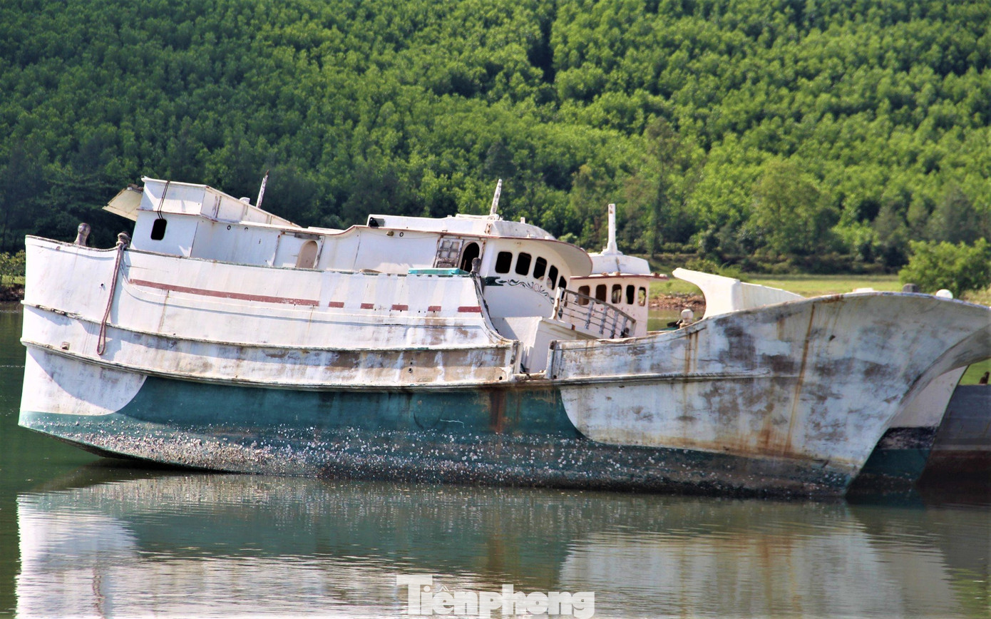 "Nhiều tháng nay do lạch biển Kỳ Hà bị khô cạn khiến các tàu bị mắc cạn, không thể di chuyển ra ngoài để về TP Hải Phòng được. Đơn vị đã liên hệ và đốc thúc chủ tàu sớm di chuyển tàu ra khỏi âu trước mùa mưa bão để đảm bảo an toàn", lãnh đạo Đồn Biên phòng Kỳ Khang nói.