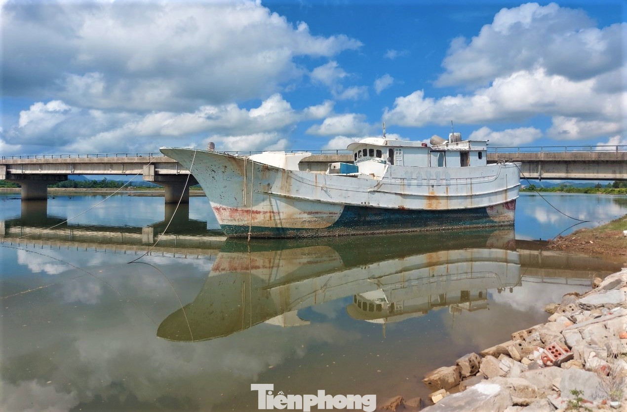 Cách đó gần 200m là khu vực gần chân cầu Sông Trí 2 cũng có một tàu cỡ lớn khác đang neo đậu bên mép bờ sông trong tình trạng bỏ không. Người dân địa phương cho biết các tàu cá này được kéo về khu vực này nhiều tháng trước và đều đã được tháo máy móc, không có người trông coi.
