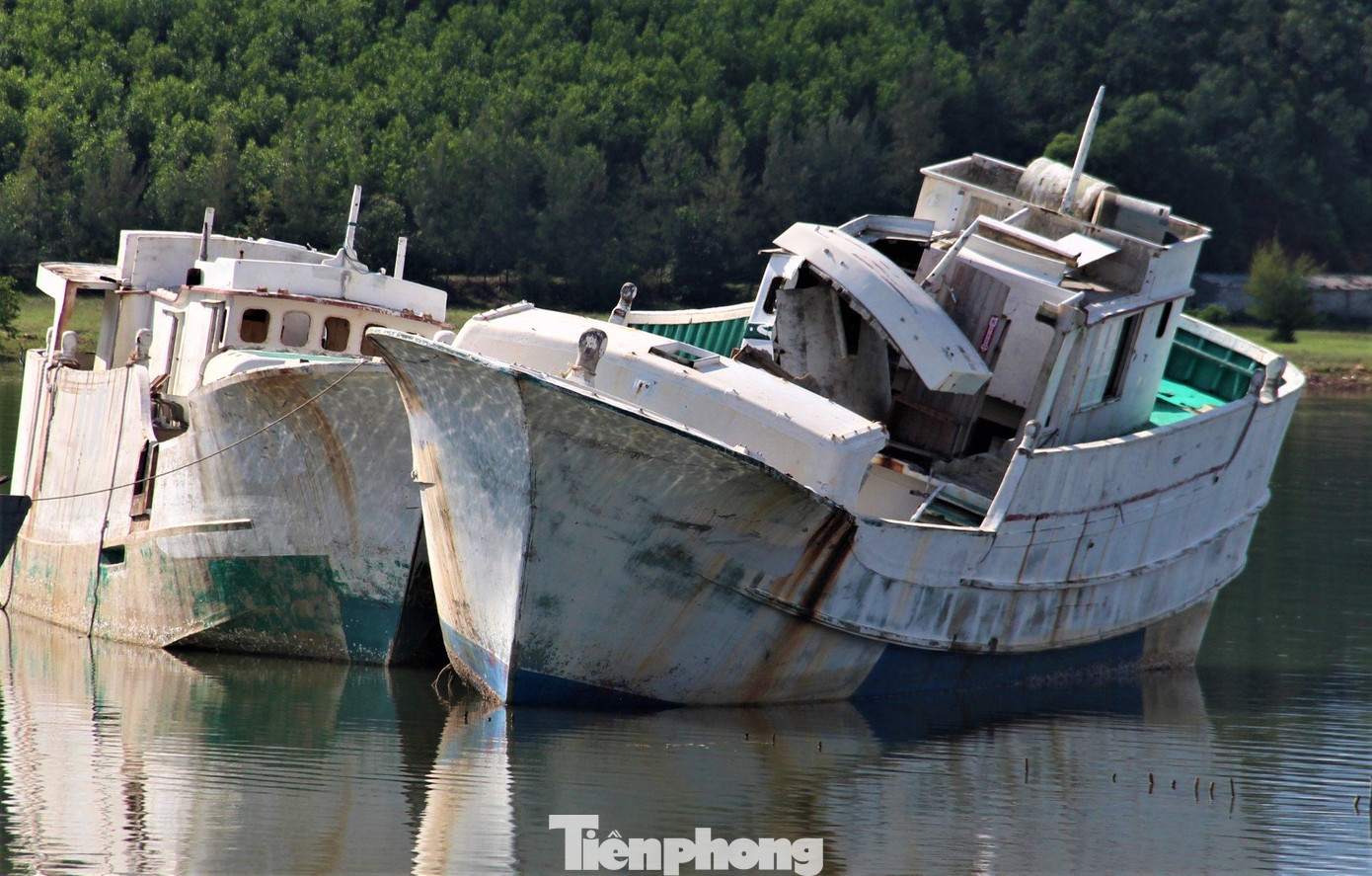 Theo ghi nhận của PV, tại khu vực cửa sông âu tránh trú bão cho tàu cá ở xã Kỳ Hà, có bốn chiếc tàu cỡ lớn cùng sơn màu trắng, hình thù giống nhau, mỗi tàu có chiều dài hàng chục mét nằm ngổn ngang.