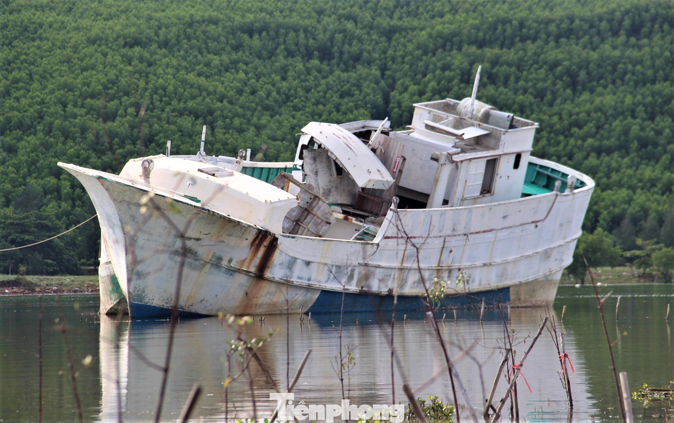 Theo lãnh đạo Đồn Biên phòng Kỳ Khang (thuộc Bộ đội Biên phòng tỉnh Hà Tĩnh), các tàu này được trục vớt và kéo từ vùng biển TP Đà Nẵng ra TP Hải Phòng để sửa chữa. Tuy nhiên, khi đi qua vùng biển thị xã Kỳ Anh thì gặp thời tiết xấu nên đã kéo vào khu vực âu tránh trú bão cho tàu cá xã Kỳ Hà để trú, tránh gió.