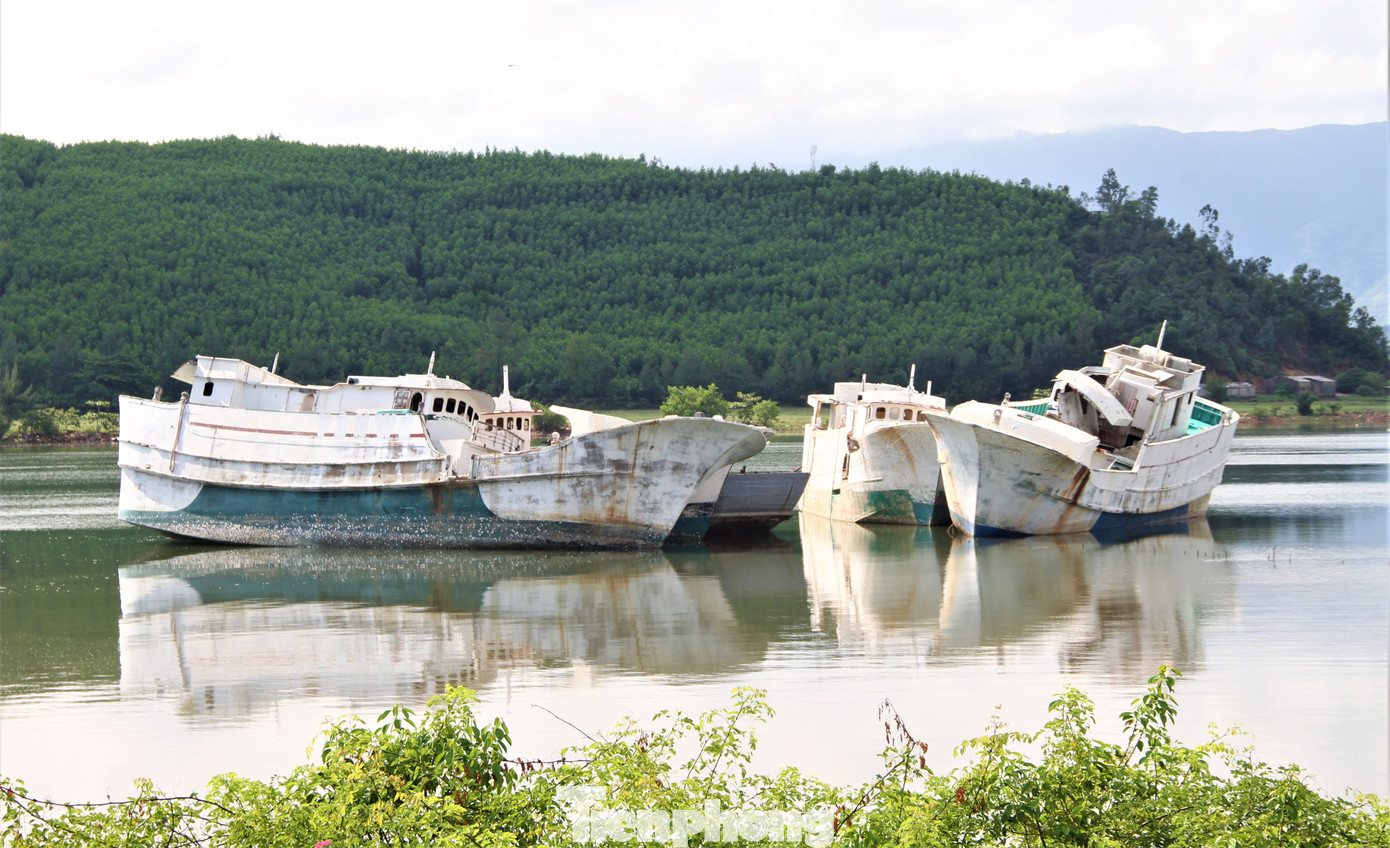 Nhiều tháng nay, tại khu vực âu tránh trú bão cho tàu cá và chân cầu Sông Trí 2 ở xã Kỳ Hà, thị xã Kỳ Anh (tỉnh Hà Tĩnh) có năm tàu cá cỡ lớn bị mắc cạn, bỏ không trơ trọi ở cửa sông, tiềm ẩn nguy cơ mất an toàn trong mùa mưa bão sắp tới.