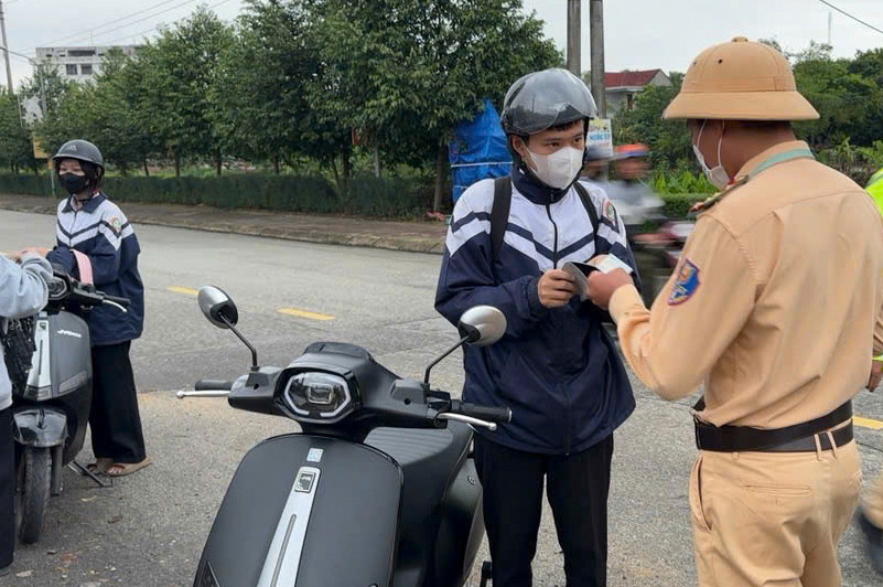 CSGT tăng cường kiểm tra, xử lý các vi phạm ATGT ở lứa tuổi học sinh.