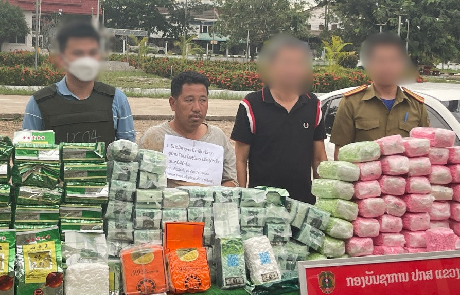 Vư Mua Vừ cùng tang vật.